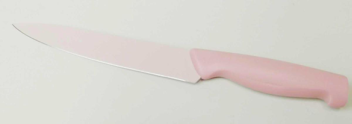 "Messer";

- mit schneidender, feststehener Klinge aus nichtrostendem Stahl (3Cr14) mit geradem Schliff
  und einem Griff aus Kunststoff

- die Klinge ist mit einer farblich auf den Kunststoffgriff abgestimmten Beschichtung versehen

- mit einer Gesamtlänge von ca. 32,2 cm und einer Klingenlänge von ca. 20 cm

- wird in der Küche beim Zubereiten von Speisen verwendet

Abbildung siehe Anlage.

Derartige Erzeugnisse gehören als "andere Messer mit schneidender, feststehender Klinge aus unedlem Metall, kein Messer der Position 8208" zum TARIC-Code 8211 9200 00.