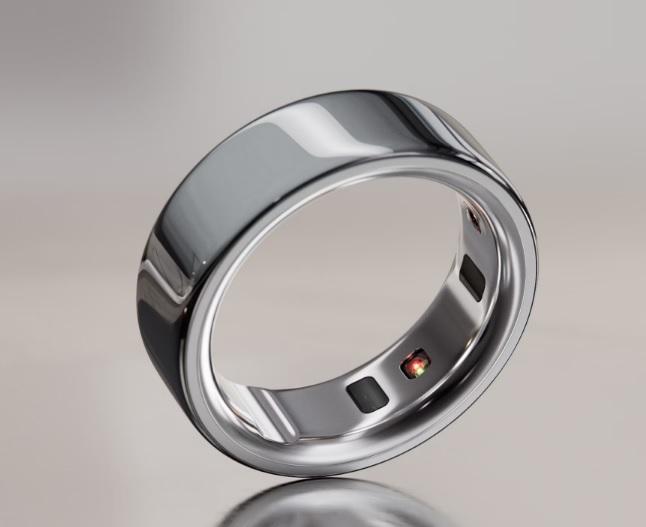 Sog. Smartring, in Form einer Warenzusammenstellung, in Aufmachung für den Einzelverkauf, im Wesentlichen bestehend aus einem in Bezug auf die Verwendung charakterbestimmenden Fitnesstracker in Form eines Fingerrings, einem Ladegerät, einem USB-C-Kabel sowie einer Bedienungsanleitung in einer gemeinsamen Verpackung.
Der Ring besteht aus Titan (7﻿,﻿9 x 2﻿,﻿88 mm; 3﻿,﻿3 - 5﻿,﻿2 g) und ist ein aus verschiedenen Bestandteilen zusammengesetztes Erzeugnis, das mit einer CPU, einem Temperatursensor, einem Pulsoximeter, einem Beschleunigungssensor, einem Bluetooth®-Modul, einem Akkumulator, einem Speicher sowie einer berührungsempfindlichen Schaltfläche ausgestattet ist (zur äußeren Form: siehe Abbildung in der Anlage). 
Ein charakterbestimmender Bestandteil der Ware ist nicht ermittelbar. 
Der Ring dient gleichermaßen der Überwachung und Aufzeichnung verschiedenen Parameter wie z. B. der Sauerstoffsättigung, der Atem- und der Herzfrequenz, körperlicher Aktivitäten (Gehen, Laufen, Radfahren etc.), der Schlafdauer und -qualität oder der Körpertemperatur sowie als Phantasieschmuck.
Die erfassten Daten werden an ein Smartphone mit einer entsprechenden Anwendung gesendet.
Die Ware wird als "Gerät zum Messen oder Prüfen anderer als geometrischer Größen, in Kapitel 90 anderweit weder genannt noch inbegriffen, nicht von den Unterpositionen (KN) 9031 1000 bis 9031 8020 erfasst" eingereiht.