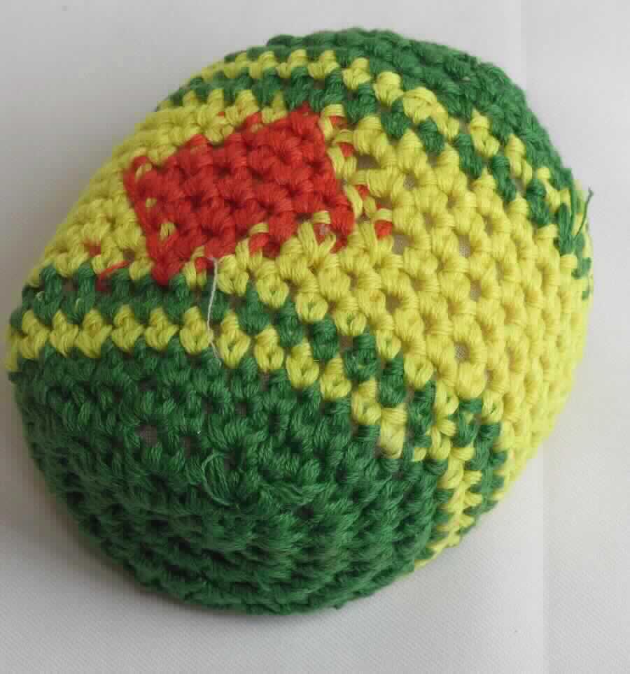 Bei dem durch ein Warenmuster veranschaulichten und als "Artikel 15162 - Kick-Ball" bezeichneten Erzeugnis handelt es sich um einen Jonglierball,
- in verschiedenen Farben,
- mit einem Durchmesser von etwa 6 cm und einem Gewicht von etwa 46,6 g,
- ballförmig gearbeitet,
- aus einer Hülle aus einem Gewebe aus Spinnstoff und einer Füllung aus einem Kunststoff-Mikrogranulat,
- auf der Außenseite farbig umhäkelt,
- in einem Kunststoffbeutel verpackt auf einem 24er Display für den Einzelverkauf aufgemacht.

Der Ball dient auf Grund seiner Beschaffenheit (Größe, Material, Füllung und Aufbau) im Wesentlichen dem Jonglieren und Balancieren auf dem Fuß. Er soll möglichst lange ohne Bodenkontakt durch Kicken mit allen Körperteilen in der Luft gehalten werden. Eine anderweitige Verwendung z.B. zum Spielen, ist für die Einreihung der Ware von untergeordneter Bedeutung. 

Die Ware ist als "Ausrüstungsgegenstand für die allgemeine körperliche Ertüchtigung oder für Freiluftspiele, Ball, nicht von den Unterpositionen (KN) 9506 1110 bis 9506 6910 erfasst" einzureihen.