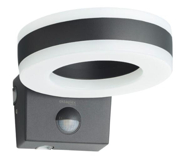 Bei der Ware handelt es sich um insgesamt zehn elektrische Wandleuchten, die in zwei Ausführungen (mit oder ohne Sensor) und je fünf Varianten (Farbtemperatur: 2700 K, 3000 K, 4000 K, 5000 K und 6000 K) vorliegen.
Sie bestehen jeweils aus einer rechteckigen Wandhalterung aus Kunststoff, einem ringförmigen Lampenkopf aus einem Metallring mit integrierter weiß leuchtender LED-Lichtquelle sowie an der Ober- und Unterseite des Metallringes angebrachten ringförmigen Abdeckungen aus lichtdurchlässigem Kunststoff.
Eine Ausführung ist mit einem Passiv-Infrarot-Bewegungs- und Lichtsensor ausgestattet.

Die Erzeugnisse sind zur Wandmontage bestimmt und dienen vorwiegend der Beleuchtung im Außenbereich (IP 65), bspw. im Hauseingang.

Der Kunststoff bestimmt insbesondere nach dem Umfang, dem äußeren Erscheinungsbild und der Bedeutung in Bezug auf die Verwendung hinsichtlich der Lichtlenkung und Stabilität gegenüber dem Metall den Charakter der Leuchte.

Die Leuchten sind mit Montagematerial (drei Schrauben und drei Dübel) in einem Karton verpackt.

Die Erzeugnisse sind als "Leuchten, anderweit weder genannt noch inbegriffen, elektrische Wandleuchten, ausgenommen solche von der für öffentliche Plätze oder Verkehrswege verwendeten Art, ausschließlich zur Verwendung mit LED-Lichtquellen bestimmt, aus Kunststoff, nicht für zivile Luftfahrzeuge" einzureihen.