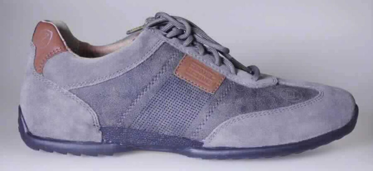 Halbschuhe (Größe 7,5, Foto siehe Anlage) 
- mit Laufsohlen aus Kunststoff/Kautschuk; ohne Hauptsohle aus Holz,
- mit Oberteil (geschlossenes Blatt) aus Leder (den größten Teil der Außenfläche bildend) und Kunststoff 
  (Spinnstoff mit einer mit bloßem Auge wahrnehmbaren Außenschicht aus Kunststoff),
- auf das Oberteil sind Verstärkungsteile aus Leder und Spinnstoff aufgesetzt,
- mit Schnürsenkelverschluss,
- ohne Metallschutz in der Vorderkappe,
- nicht den Knöchel bedeckend,
- mit einer Länge der Innensohle von ca. 27,5 cm,
- nicht als Männer- oder Frauenschuhe erkennbar.

"Schuhe mit Laufsohlen aus Kautschuk/Kunststoff und Oberteil aus Leder, andere als in den 
 Unterpositionen 6403 1200 bis 6403 9991 genannte, nicht als Männer- oder Frauenschuhe erkennbar"