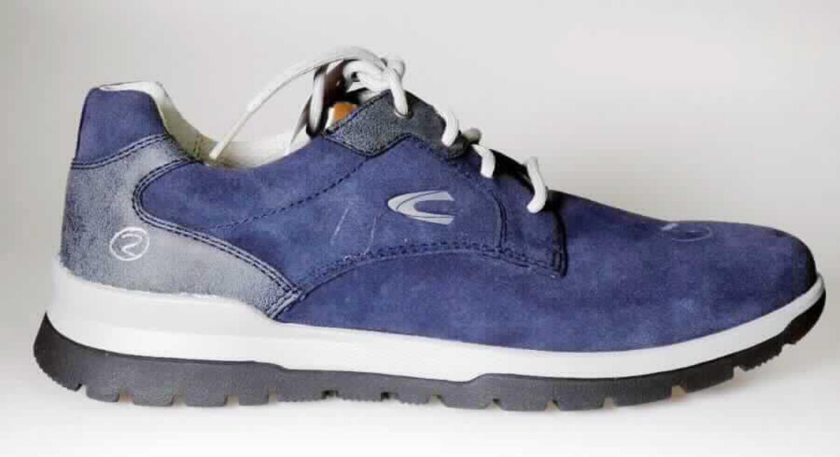 Halbschuhe (Größe 7,5, Foto siehe Anlage)
- mit Laufsohlen aus Kunststoff; ohne Hauptsohle aus Holz,
- mit Oberteil (geschlossenes Blatt) aus Leder (den größten Teil der Außenfläche bildend) und Kunststoff (Spinnstoff
  mit einer mit bloßem Auge wahrnehmbaren Außenschicht aus Kunststoff),
- auf das Oberteil ist ein Verstärkungsteil aus Spinnstoff aufgesetzt,
- mit Schnürsenkelverschluss,
- ohne Metallschutz in der Vorderkappe,
- nicht den Knöchel bedeckend, 
- mit einer Länge der Innensohle von ca. 27,6 cm,
- als Männerschuh erkennbar.

"Schuhe mit Laufsohlen aus Kunststoff und Oberteil aus Leder, andere als in den Unterpositionen
 6403 1200 bis 6403 9991 genannte, für Männer"