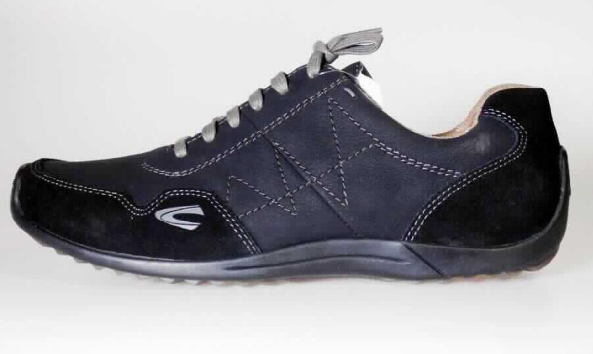 Halbschuhe (Größe 7,5, Foto siehe Anlage)
- mit Laufsohlen aus Kautschuk; ohne Hauptsohle aus Holz,
- mit Oberteil (geschlossenes Blatt) aus Leder, 
- mit Schnürsenkelverschluss,
- ohne Metallschutz in der Vorderkappe,
- nicht den Knöchel bedeckend, 
- mit einer Länge der Innensohle von ca. 27,7 cm,
- als Männerschuh erkennbar.

"Schuhe mit Laufsohlen aus Kautschuk und Oberteil aus Leder, andere als in den Unterpositionen 
 6403 1200 bis 6403 9991 genannte, für Männer"
