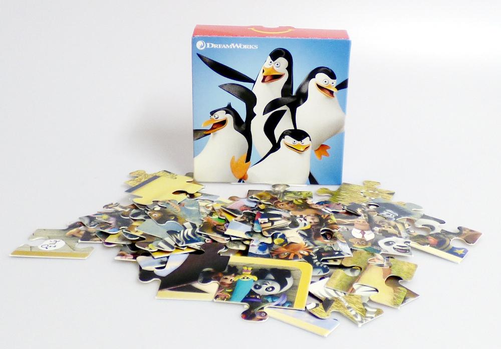 Bei dem sog. "Mc Donald´s - Dreamworks Allstars - 2022" - Motiv "All-Stars Puzzle Pursuit"
handelt es sich um ein Spielzeug in Form eines Puzzles
- bestehend aus 49 Teilen, die mit Ausformungen und Ausbuchtungen versehen sind, 
   so dass sie sich aneinanderfügen lassen,
- aus Pappe gefertigt und auf der Vorder- und Rückseite farbig mit einem Motiv (Tiere/Natur) bedruckt,
- dient der spielerischen Unterhaltung.

Die Ware ist einer bunt bedruckten Pappschachtel verpackt.

Derartige Erzeugnisse werden zolltarifrechtlich als "Puzzle, nicht aus Holz" eingereiht.