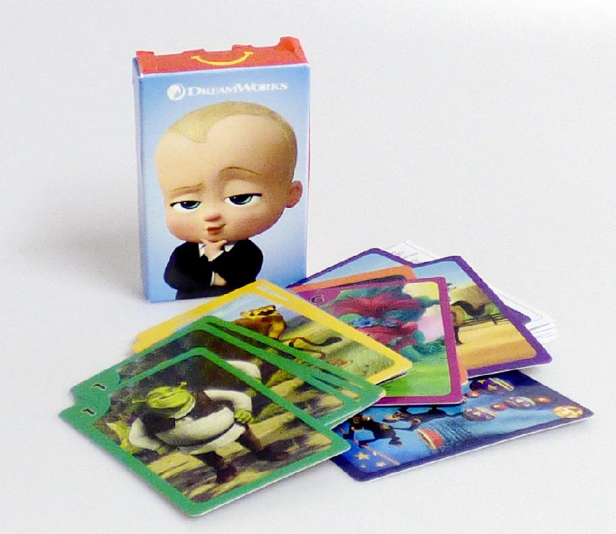 Gesellschaftsspiel in Form eines Kartenspiels, sog. "Mc Donald´s – Dreamworks Allstars - 2022", hier "3-in-1 Games Series":

- mit 33 rechteckigen Karten aus dünner Pappe (9,0 x 5,7 cm),
- auf der Rückseite einheitlich mit einem Filmlogo bedruckt,
- auf der Vorderseite mit den Abbildungen von verschiedenen Filmcharakteren
  (4x je gleich) sowie eine extra Karte mit einem zusätzlichen Motiv versehen,
- mit einer Anleitung in einer bunt bedruckten Pappschachtel für den Einzelverkauf
  aufgemacht.

Laut Anleitung kann mit den Karten auf drei verschiedene Arten gespielt werden:

1. als "Quartett"
Hier bekommt jeder Spieler verdeckt 6 Karten auf die Hand, die übrigen Karten werden als Stapel in die Tischmitte gelegt. Der erste Spieler fragt einen Mitspieler nach einer bestimmten Karte. Hat er sie, muss dieser sie abgeben. Wenn ein Quartett auf der Hand vervollständigt worden ist, wird es aus dem Spiel genommen. War ein Spieler bei seiner Anfrage erfolgreich, darf er einen weiteren Mitspieler fragen. War er nicht erfolgreich, muss er eine Karte aus dem Stapel ziehen und der nächste Spieler ist an der Reihe. Sieger ist derjenige, der am Ende die meisten Quartetts gesammelt hat.

2. als "Paare sammeln"
Hier bekommt jeder Spieler verdeckt 6 Karten auf die Hand, die übrigen Karten werden als Stapel in die Tischmitte gelegt. Der erste Spieler zieht eine Karte vom Stapel. Ergibt sich ein Pärchen auf der Hand, darf er es ablegen. Hat er kein Pärchen, ist der Mitspieler dran. So wird verfahren, bis der Stapel leer ist. Sieger ist der Spieler mit den meisten Kartenpaaren.

3. Variante mit Zusatzkarte
Hier werden die Karten gleichmäßig auf alle Spieler verteilt. Jeder Spieler zieht vom Sitznachbarn eine Karte. Ergibt sich ein Pärchen, darf es abgelegt werden. So wird reihum verfahren, bis alle Paare abgelegt sind. Wer am Ende die einzelne Zusatzkarte auf der Hand hat, ist der Verlierer des Spiels.

Die Ware ist zolltarifrechtlich als "Gesellschaftsspiel, Spielkarten" einzureihen.