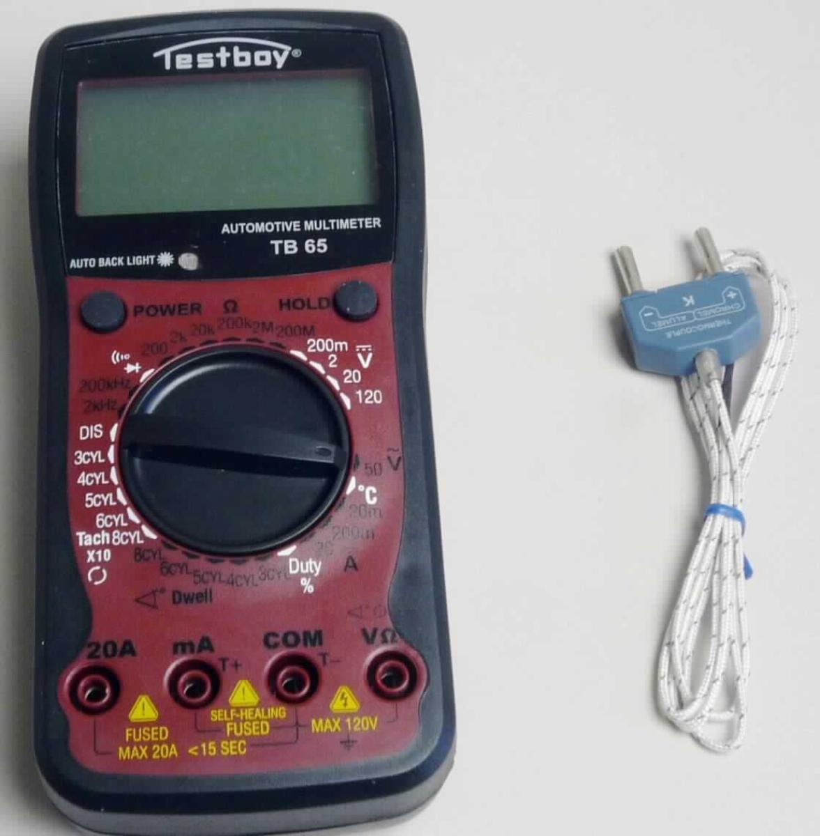 Sog. Testboy TB 65-Automotive-Multimeter, in Form eines nicht vollständig zusammengesetzten Multifunktionsgerätes, im Wesentlichen bestehend aus einem Kunststoffgehäuse (Abmessungen: ca. 180 x 84 x 55 mm) mit einem LC-Display, zwei Drucktastknöpfen, einem
Drehwahlschalter, vier Anschlussbuchsen, einem ausklappbarem Standfuß auf der Rückseite des Geräts, einem internen Momentanwertspeicher (HOLD-Funktion) sowie einem Batteriefach. Die Ware ist für den Einsatz im Automotive- und Werkstattbereich konzipiert und dient
gleichermaßen zur Spannungs-, Strom-, Widerstands-, Kapazitäts-, Frequenz-, Tastgrad- und Temperaturmessung sowie zur Durchführung von Diodentests und zur Durchgangsprüfung. Eine kennzeichnende Hauptfunktion ist nicht feststellbar. Darüber hinaus können mit dem Gerät Drehzahl- und Schließwinkelmessungen (Nebenfunktion) durchgeführt werden. Das Gerät ist gemeinsam mit einem Temperaturfühler, 2 Prüfstiften, die jeweils mit einem ca. 80 cm langen Anschlusskabel versehen sind, sowie mit einer mehrsprachigen Bedienungsanleitung ("De-minimis-Regel") in einem Pappkarton verpackt.

Zur äußeren Form siehe Abbildung in der Anlage.

Die Ware wird als "Gerät zum Messen oder Prüfen elektrischer Größen ohne Registriervorrichtung, kein Zähler der Position 9028, anderes als Unterposition (HS) 9030 10 bis 9030 40 erfasst, kein Gerät zum Messen oder Prüfen von Halbleiterscheiben (wafers) oder Halbleiterbauelementen" eingereiht.