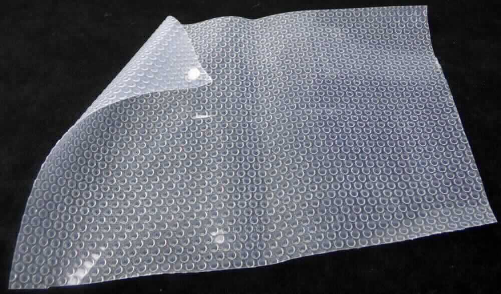 Nach den Angaben des Antragstellers handelt es sich um eine rechteckige Anti-Rutschmatte mit Noppen.
Die Untersuchungen ergaben, dass es sich um ein transparentes, rechteckiges Flacherzeugnis aus Ethylenvinylacetat handelt, das einseitig eine mit Noppen versehene Oberfläche aufweist.

Die Ware ist als andere Folie aus Polymeren des Ethylens mit einer Dicke von mehr als 0,125 mm in die Codenummer 3920 1089 90 0 des Zolltarifs einzureihen.