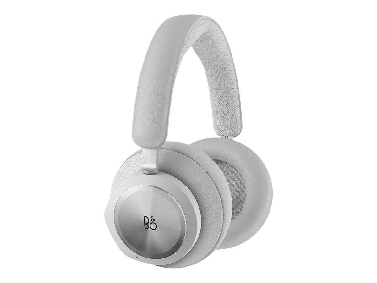 Kopfhörer mit Mikrofon (Abbildung siehe Anlage)
- aus zwei Hörern mit Ohrpolstern, integriertem Mikrofon, Bluetooth-/Funk-Sende- und Empangsmodul,
  Status-LED, Battery-LED, Bedienelementen und USB-C- sowie 3,5 mm Audio-Anschluss an einem
  verstellbaren Kopfbügel,
- zum Umwandeln elektrischer Tonfrequenzsignale in Schallwellen und zum Umwandeln von Schall-
  wellen in elektrische Tonfrequenzimpulse - kennzeichnende Haupttätigkeit - sowie zum Senden und
  Empfangen von Audiosignalen im Bluetooth-Standard auf einer Frequenz von 2,4 GHz,
- zusammen mit Beipack (USB-A auf USB-C Adapter, USB-C Funksender, USB-C auf USB-A Kabel,
  Kopfhörerkabel und Bedienungsanleitung) in einer gemeinsamen Verkaufsumschließung.
Der Kopfhörer mit Mikrofon bestimmt den Charakter des Ganzen.

"Kopfhörer kombiniert mit Mikrofon (Kombination aus Kopfhörer - kennzeichnende Haupttätigkeit -
 und Apparat für die Kommunikation in einem drahtlosen Netzwerk) in Warenzusammenstellung in
 Aufmachung für den Einzelverkauf mit nicht chrakterbestimmendem Beipack"