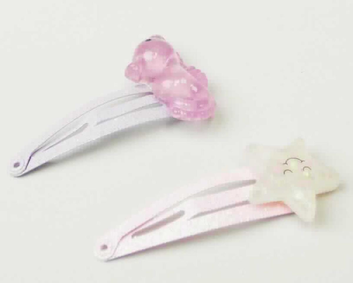 Bei dem sog."Clipse mit Meerestieren, LAN 11641" handelt es sich um zwei tropfenförmige, auf Spannung gebogene, ca. 3,8 cm lange, rosé- bzw. lilafarbene Haarspangen (Haarclips) aus unedlem Metall mit aufgeklebten Glitzerpartikeln, die mit einem Clip-/Klickmechanismus versehen sind. Auf der Schauseite ist ein Stern bzw. ein Seepferdchen aus Kunststoff mit innenliegenden Glitzereffekt aufgeklebt.

Der Charakter der aus verschiedenen Stoffen bestehenden Ware wird im Hinblick auf die Verwendung durch das unedle Metall bestimmt. 

Die Haarspangen sind für den Einzelverkauf auf einer Pappkarte aufgemacht, dienen dem Zusammenhalten des Haares und als Haarschmuck.

Die Ware ist als "Haarspange, aus anderen Stoffen als Hartkautschuk oder Kunststoff" einzureihen.