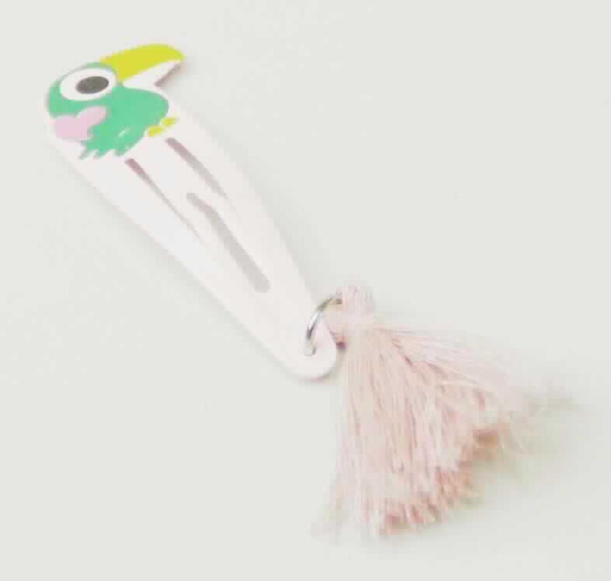 Bei der als "Haarclip Flamingo + Kakadu, LAN 11590" bezeichneten Ware handelt es sich um einen ca. 5,5 cm langen, tropfenförmigen, auf Spannung gebogenen, mit einem Clip-/Klickmechanismus versehenen Haarclip aus unedlem Metall, der mit einem rosafarbenen Farbüberzug und einem Kakadu-Motiv versehen ist. Am unteren Ende befindet sich eine mit einem Metallring befestigte Bommel als freischwingendes Zierelement.

Die Ware dient dem Zusammenhalten des Haares und zugleich als Haarschmuck und ist auf einem Pappaufhänger in einer Kunststofftüte aufgemacht

Die Ware ist als "Haarspange aus Metall" einzureihen.