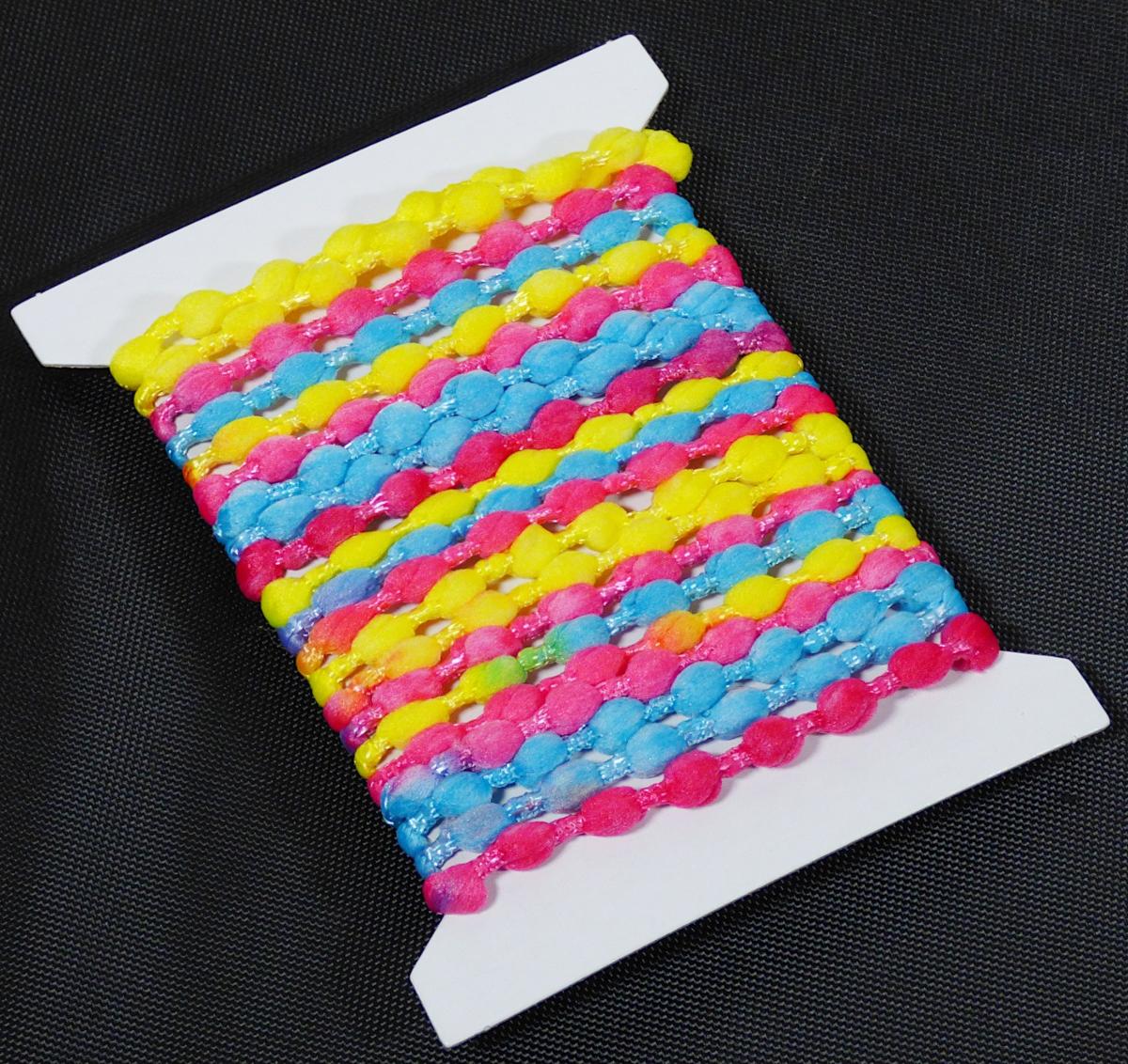Gewirke, sog. Kordel, Art. 357783, Foto siehe Anlage,
- mit einem bedruckten Pappaufhänger in einem Polybeutel verpackt,
- als Meterware, mit einer Länge von laut Antrag 3 m und einer Breite zwischen ca. 3 mm und 6 mm,
  somit keine Ware der Position 5606,
- aus einem bedruckten Gewirke,
- aus synthetischen Chemiefasern (laut Antrag Polyester),
- keine Elastomergarne oder Kautschukfäden enthaltend,
- keine Raschelspitze.

"Gewirke, mit einer Breite von weniger als 30 cm, anderes als solche der Positionen 6001 und 6002, aus
 synthetischen Chemiefasern, keine Raschelspitze"