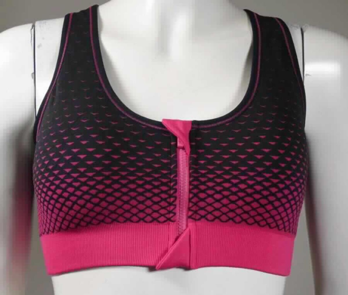 Bustier, sog. Spezialbüstenhalter, Größe M, Foto siehe Anlage,
- aus ca. 0,8 mm dicken, einfarbigen bzw. bedruckten Gewirken aus laut Antrag 60 % Polyester, 32 % Nylon und 
  8 % Spandex (synthetische Chemiefasern); vollständig mit einfarbigen Gewirken aus Spinnstoffen unterlegt,
- bis kurz unter die Brust reichend (Rückenlänge: ca. 29 cm), 
- mit Trägern; hinten in Art eines Ringershirts gearbeitet,
- vorn mit einem durchgehenden Reißverschluss, am unteren und oberen Rand mit einer kurzen Überlappung 
  von links auf rechts,
- im Brustbereich mit herausnehmbaren, dünnen Polstern versehen,
- am unteren Rand mit einem ca. 4 cm breiten, elastischen, doppelt gearbeiteten Bund, 
  an allen übrigen Rändern mit Randeinfassungen versehen,
- ohne ausgearbeitetes Büstenteil; das Kleidungsstück ist nach Schnitt und Ausstattung nicht dazu bestimmt,
  die Einzelbüste zu stützen, zu formen oder zu korrigieren (somit keine Ware der Position 6212).

"Andere Kleidung (Bustier), aus Gewirken, aus Chemiefasern"