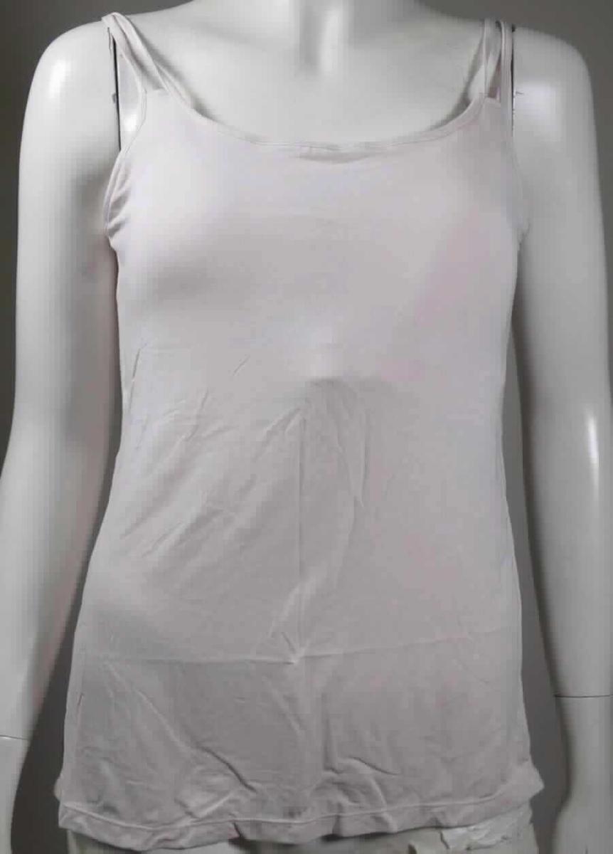 Trägeroberteil, sog. Top mit Spezialbüstenhalter, Größe M, Foto siehe Anlage,
- aus ca. 0,5 mm dicken, einfarbigen Gewirken aus laut Antrag 89 % Rayon und 11 % Spandex (beides 
  Chemiefasern),
- über die Taille reichend (Rückenlänge: ca. 58 cm), 
- mit zwei schmalen, längenverstellbaren Spaghettiträgern, die die Randeinfassung des oberen Randes bilden,
- im Brustbereich mit einem eingenähten Innenteil in der Art eines Bustiers, das am oberen Rand mit der 
  Außenlage vernäht und mit eingenähten, konvex geformten, dünnen Polstern sowie am unteren Abschluss mit 
  einem elastischen Band ausgestattet ist (aufgrund dieser Ausstattung u. a. keine Kleidung der Position 6109),
- ohne Öffnung und ohne Verschluss,
- am unteren Rand durch Umschlagen und Festnähen gesäumt,
- wird sichtbar getragen und ist nach Schnitt und Ausstattung nicht dazu bestimmt, die Einzelbüste zu stützen, 
  zu formen oder zu korrigieren (somit keine Ware der Position 6212).

"Andere Kleidung (Trägeroberteil), aus Gewirken, aus Chemiefasern"