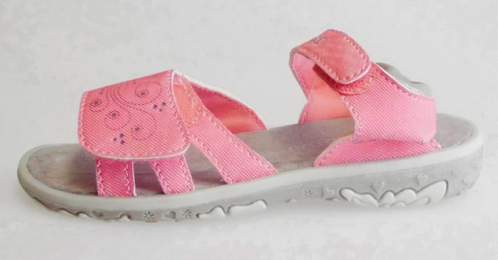 Sandalen (laut Antrag: "Freizeitschuh Vikeris K, Art. 260698K", Größe 28, Foto siehe Anlage)
- mit Laufsohlen aus Kunststoff/Kautschuk,
- mit zehenfreiem Oberteil (nicht geschlossenes Blatt; nicht mit der Sohle durch Zapfen zusammengesteckt)
  aus Kunststoff (Spinnstoff mit einer mit bloßem Auge wahrnehmbaren Außenschicht aus Kunststoff),
- mit Klettverschluss,
- mit Verzierungen,
- den Knöchel nicht bedeckend,
- mit einer größten Höhe des Absatzes und der Sohle von ca. 2 cm.

"Schuhe, andere als in der Position 6401 genannte, mit Laufsohlen aus Kunststoff/Kautschuk und Oberteil aus
 Kunststoff, andere als in den Unterpositionen 6402 1210 bis 6402 9910 genannte, deren Blatt nicht geschlossen
 ist, andere als in der Unterposition 6402 9931"