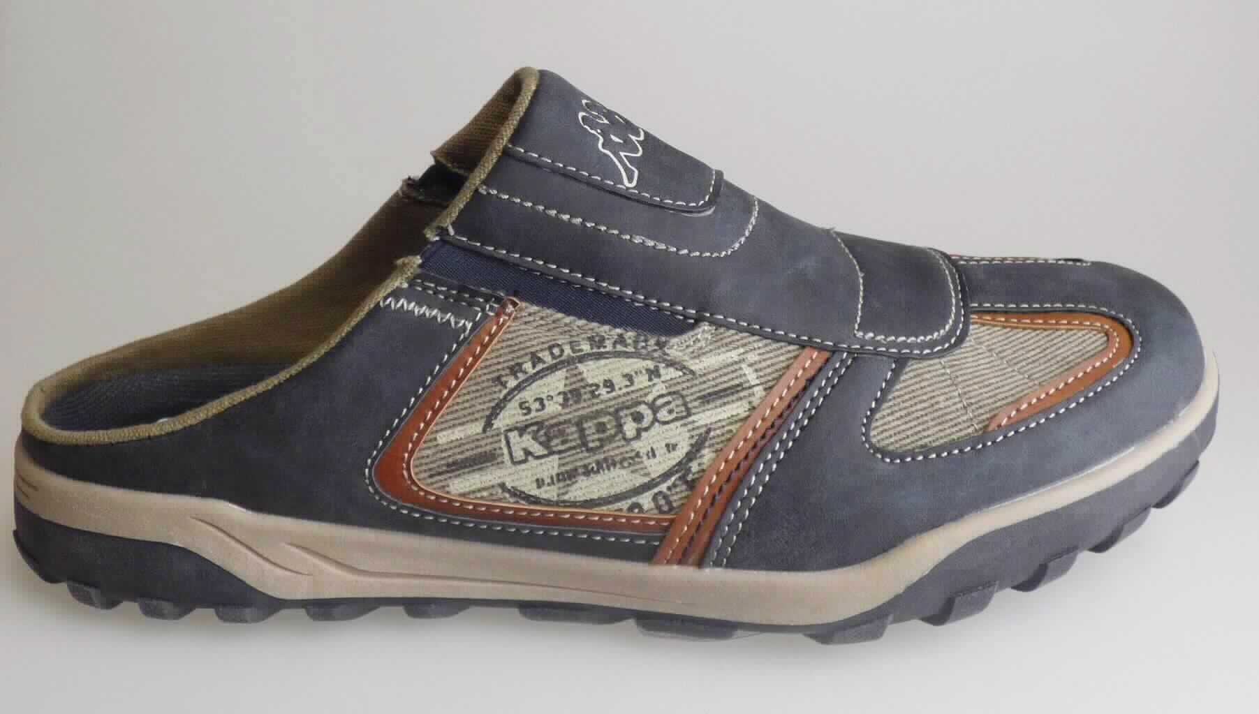 Slipper (laut Antrag: "Freizeitschuh Debonair, Art. 242654", Größe 41, Foto siehe Anlage)
- mit Laufsohlen aus (laut Antrag) Kunststoff,
- mit Oberteil (geschlossenes Blatt) aus Kunststoff (Spinnstoff mit einer mit bloßem Auge wahrnehmbaren 
  Außenschicht aus Kunststoff; den größten Teil der Außenfläche bildend) und Spinnstoff,
- auf das Oberteil sind Zuschnitte aus Kunststoff als Verstärkungsteile aufgesetzt,
- mit Verzierungen,
- nicht den Knöchel bedeckend,
- ohne Metallschutz in der Vorderkappe,
- mit einer Länge der Innensohle von ca. 26,7 cm,
- als Männerschuh erkennbar.

"Schuhe, andere als in der Position 6401 genannte, mit Laufsohlen und Oberteil aus Kunststoff, andere als in den 
 Unterpositionen 6402 1210 bis 6402 9991 genannte, für Männer"