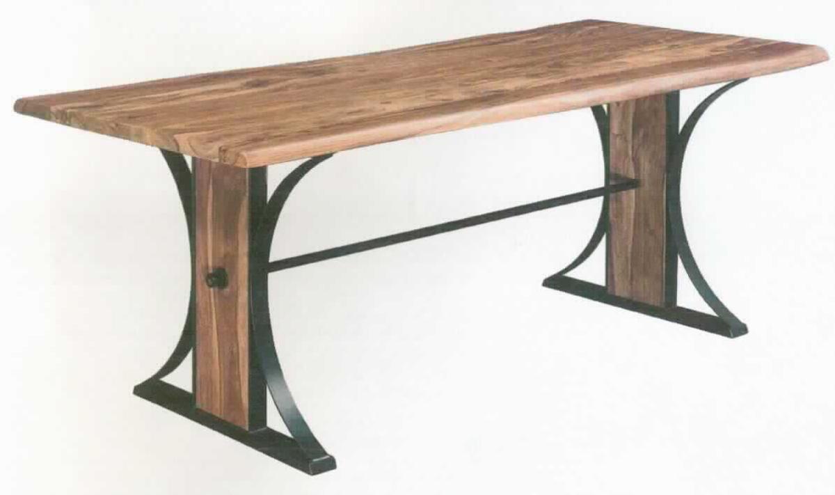 Es handelt sich bei dem "Wohnling Esszimmertisch 200 cm, Art.Nr. WL5.566" um ein aus verschiedenen Stoffen zusammengesetztes Möbel in Form eines Tisches mit den Maßen 200 x 77 x 93 cm (B x H x T). 
Das Erzeugnis besteht im Wesentlichen aus einer Tischplatte aus Holz und einem Gestell (Charakter verleihend wegen der Bedeutung als Stabilität verleihendes Element) aus Holz und Metall. Ein charakterbestimmender Stoff des Gestells ist nicht ermittelbar. Eine Einreihung erfolgt demnach in die zuletzt genannte, der gelichermaßen in Betracht kommenden Unterpositionen.

Das noch nicht zusammengesetzte Möbel ist dazu bestimmt, auf den Boden gestellt zu werden und dient der dauerhaften Einrichtung von Wohnungen. 

Die verpackte Ware ist als "anderes als von den Positionen 9401 und 9402 erfasstes Möbel, aus Holz, von der in Ess- und Wohnzimmern verwendeten Art" einzureihen.
