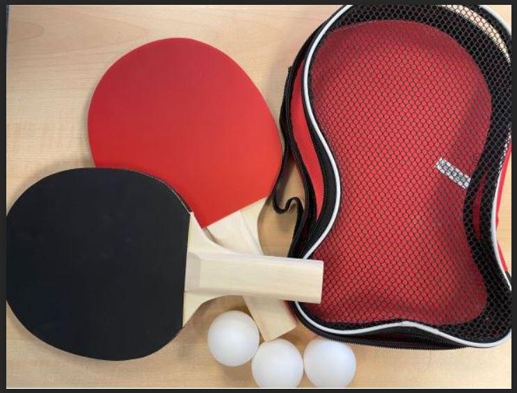 Bei dem durch Abbildungen und Beschreibungen veranschaulichten und als "Tischtennis-Set" bezeichneten Erzeugnis handelt es sich um eine Warenzusammenstellung in Aufmachung für den Einzelverkauf, bestehend aus
- zwei Tischtennisschlägern,
- - bestehend aus einem ca. 25,5 cm langen Korpus aus Holz mit runder Schlagfläche und
    einem stielförmigen Griff,
- - ca. 1,4 cm dick,
- - an den Schlagflächen mit genoppten, rot bzw. schwarz gefärbten Bezügen aus
    Kunststoff oder Kautschuk überzogen,
- drei sog. "Tischtennisbällen",
- - in Form einer hohlen Kugel aus Kunststoff,
- - mit einem Durchmesser ca. 40 mm und einem Gewicht von 2 g (lt. zusätzlichen
    Angaben, somit kein Tischtennisball der Pos. 9506),
- gemeinsam mit einem bedruckten Pappeinleger in einer Tasche aus Spinnstoffen mit einer
  Vorderseite aus Netzstoff für den Einzelverkauf aufgemacht.

Im Hinblick auf den Umfang bestimmen die Tischtennisschläger den Charakter der Warenzusammenstellung.

Derartige Erzeugnisse werden zolltarifrechtlich als "Geräte und Ausrüstungsgegenstände für Tischtennis, im Kapitel 95 anderweit weder genannt noch inbegriffen" eingereiht.