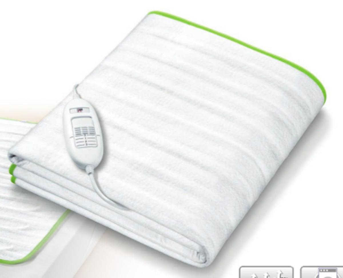 Wärmeunterbett, sog. Matratzenauflage, Foto siehe Anlage,
- zusammen mit einer Produktinformation in einem bedruckten Pappkarton verpackt,
- annähernd rechteckig, mit abgerundeten Ecken, laut Antrag mit den Abmessungen (L x B) von
  150 cm x 80 cm,
- doppelt gearbeitet, mit Außenseiten aus augenscheinlich einfarbigen Vliesstoffen der
  Position 5603 aus laut Antrag 100 % Polyester (synthetische Chemiefasern),
- mit einem integrierten, elektrischen Heizeinsatz mit einem abnehmbaren Netzteil (laut Antrag:
  220 bis 240 V) und einem Schieberegler zum Einstellen von drei Heizstufen,
- an einer Längsseite mit drei ca. 350 cm langen und ca. 2 cm breiten, gewebten Bändern
  aus Spinnstoffen, an den Schmalseiten jeweils mit einer und an der anderen Längsseite mit drei
  kurzen Schlaufen aus den vorgenannten Bändern zur Befestigung an einer Matratze ausgestattet,
- an den Rändern mit Gewirken eingefasst,
- durch Zusammenfügen konfektioniert,
- wird als Heizdecke mit elektrischer Heizvorrichtung nicht vom Warenkreis des Kapitels 85 erfasst,
- nicht gepolstert, somit keine Bettausstattung oder ähnliche Ware der Position 9404,
- soll laut Antrag auf eine Matratze gelegt und mit einem Bettlaken abgedeckt werden,
- stellt sich aufgrund der Verwendung als Wärmeunterbett dar; somit keine Decke im Sinne der
  Position 6301 und auch keine Bettwäsche im Sinne der Position 6302,
- keine Ware zur Innenausstattung, da ohne raumbezogene Funktion.

"Andere konfektionierte Ware (Wärmeunterbett), aus Spinnstoffen, aus Vliesstoffen"