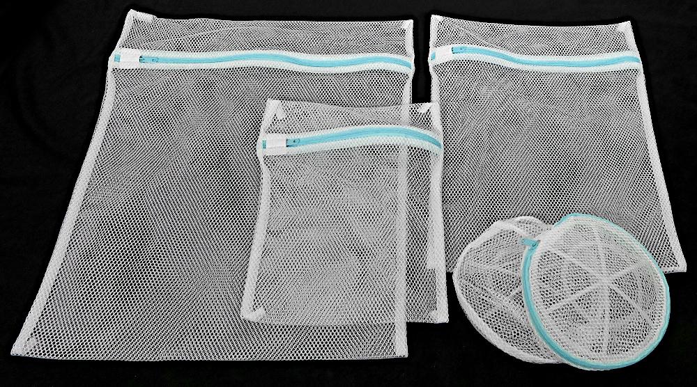 Konfektioniertes Netz, Foto siehe Anlage,
- als Set aus vier Netzen,
- drei Netze von annähernd rechteckiger Form, in den Abmessungen von laut Antrag 23 cm x 
  30 cm, 30 cm x 40 cm bzw. 40 cm x 50 cm und ein zylinderförmiges Netz mit zwei gitterförmigen 
  Einsätzen aus Kunststoff, in den Abmessungen von laut Antrag 16 cm x 15 cm  (Durchmesser),
- jeweils:
-- aus einfarbigen Kettengewirken aus synthetischen Chemiefasern (laut Antrag Polyester); mit 
   offenen, nicht verschiebbaren Zellen,
-- mit einem Reißverschluss ausgestattet,
-- durch Zusammennähen konfektioniert,
- dient laut Antrag der Aufnahme von empfindlicher Wäsche in der Waschmaschine; aufgrund 
  der Verwendung kein Sack oder Beutel zu Verpackungszwecken im Sinne der Position 6305,
- aufgrund der verwendeten Flächenerzeugnisse keine Ware der Position 4202.

"Konfektioniertes Netz, aus synthetischen Spinnstoffen, aus Polyester"