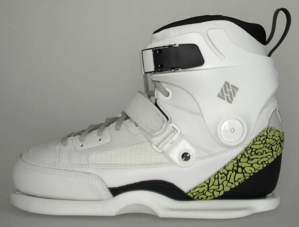 Warenzusammenstellung zur Befriedigung eines speziellen Bedarfs bestehend aus:
- einem unvollständigen/unfertigen Paar Rollschuhe /Inline-Skater in Form von knöchelbedeckenden 
  Schnürschuhen (Boots), die zusätzlich mit einem Klettverschluss über dem Spann und einem 
  Ratschenverschluss über dem Knöchel sowie mit einer verschraubten Kunststoffplatte unterhalb 
  der Sohle ausgestattet sind, wobei die Kunststoffplatte zur Befestigung der jeweiligen Schienen 
  mit Rollen dient (nicht Gegenstand der VZTA) und außerdem ein Rutschen z.B. auf Gehsteigkanten
  oder ähnliche Tricks ermöglicht,
- einem Sechskantschlüssel mit einem T-förmigen Griff zur Montage der Schienen bzw. Rollen,
gemeinsam mit einer Gebrauchsanleitung in einem Karton verpackt.
Nach Wert und insbesondere im Hinblick auf die Verwendung verleihen die unvollständigen/unfertigen Rollschuhe
der Warenzusammenstellung ihren Charakter.

Zolltarifrechtlich liegt ein "Ausrüstungsgegenstand für den Rollschuhsport, in Kapitel 95 anderweit 
weder genannt noch inbegriffen" vor.