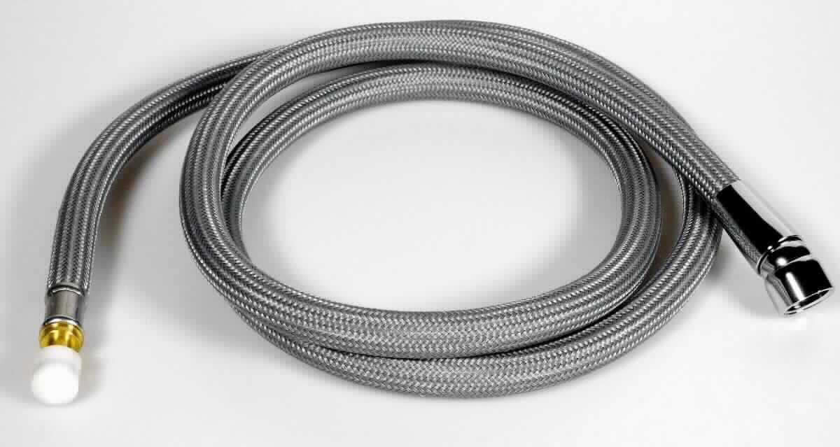 Angaben des Antragstellers:
Anschlussschlauch, vorgesehen zum Anschluss an Küchenarmaturen, mit Anschlussstücken
Der Innenschlauch besteht aus Polyethylen (PE-HD), die Umflechtung besteht ebenfalls aus Polyethylen.

Feststellungen an einem Warenmuster:
Es wurde ein schwarzer, biegsamer Schlauch mit einem Durchmesser von ca. 1,1 cm vorgelegt. Der Schlauch ist außen mit einem grauen Gewebe verstärkt und an beiden Enden mit Verbindungsstücken aus Metall versehen. Für die Ware ist der Innenschlauch aus Kunststoff (Polyethylen) charakterverleihend.

Befund:
Es liegt ein biegsamer, mit Spinnstoffen verstärkter Kunststoffschlauch der Unterposition (KN) 3917 3900 vor.