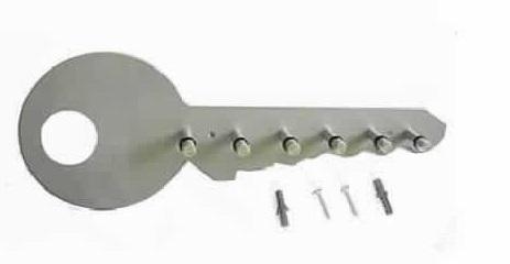 Es handelt sich um zerlegte bzw. noch nicht zusammengesetzte Erzeugnisse, im Wesentlichen bestehend aus
- einer Grundplatte aus unedlem Metall in Form eines Schlüssels (Länge x max. Breite: etwa 35,2 cm x 12,2 cm) mit runder Schlüsselreide, die mit einer kreisrunden Lochung (Durchmesser: etwa 3,7 cm) versehen ist und einem Schlüsselbart, der acht durchgehende Bohrungen (Durchmesser: etwa 0,5 cm) aufweist,
- sechs massiven, zylinderförmigen Stiften (Haken) aus unedlem Metall (Durchmesser: etwa 0,9 cm; Länge: etwa 3 cm), die an einem Ende mit einer Längsbohrung mit Innengewinde und am anderen Ende mit einer umlaufenden Nut versehen sind, auf die ein Ring aus Kunststoff oder Kautschuk aufgeschoben ist und
- sechs Schrauben aus unedlem Metall mit metrischem Gewinde mit stumpfem Gewindeende zur Befestigung der Haken an der Grundplatte.
Die Erzeugnisse dienen zur Aufnahme von Schlüsseln und sind gemeinsam mit dem erforderlichen Wandmontagezubehör (zwei Schrauben und zwei Kunststoffdübel) und einer Aufbauanleitung in einem Kunststoffbeutel verpackt und in einem bedruckten Pappkarton für den Einzelverkauf aufgemacht.
- Antragstellerangaben –

Abbildung siehe Anlage.

Derartige Erzeugnisse gehören als „den Kleiderhaken ähnliche Waren aus unedlen Metallen“ zur Codenummer 8302 5000 00 0 des Zolltarifs.