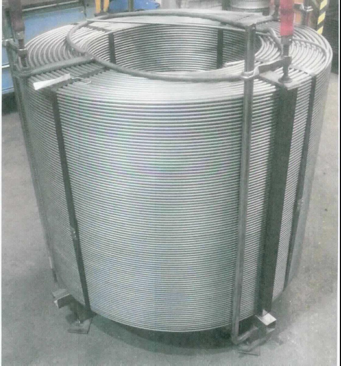 Fülldraht Ferrosiliciummagnesium

Bei der Ware handelt es sich nach den Angaben um einen mit einer Legierung auf Basis von Ferrosiliciummagnesium (FeSiMg25) gefüllten Stahldraht, mit einem Durchmesser von 13 mm. Die Ware wird in Rollen (Coils) gehandelt und für die Impfung von Schmelzen verwendet. 

Der Inhalt ist zur besseren Dosierung und zum Schutz von einem Stahldraht umhüllt. Der Draht selbst wird als Umhüllung (besondere Art der Verpackung) angesehen und ist daher ohne Einfluß auf die Einreihung.

Die Ware ist als "andere Ferrolegierungen, hier: Ferrosiliciummagnesium" in die Unterposition 7202 9930 der Kombinierten Nomenklatur einzureihen.