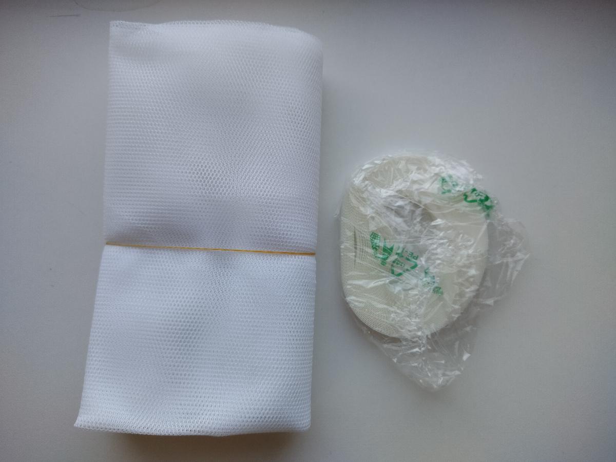 Kettengewirke, sog. Fliegengitter für Fenster bzw. Türen, Foto siehe Anlage,
- zwei Stück mit Befestigungsmaterial (einem selbstklebenden, einseitig mit noppenartigen
  Häkchen versehenen Kunststoffband und zwei Befestigungsclips) in einem bedruckten
  Pappkarton verpackt,
- lediglich rechteckig zugeschnitten; in den Abmessungen von laut Antrag ca. 100 cm x 
  210 cm bzw. ca. 130 cm x 150 cm,
- jeweils:
-- aus synthetischen Chemiefasern (laut Antrag Polyester),
-- roh, 
-- keine Elastomergarne oder Kautschukfäden enthaltend,
-- soll zur Verwendung als Insektenschutzgitter an Tür- bzw. Fensterrahmen angebracht werden;
   stellt sich nicht als Gewirke im Sinne der Unterpositions-Anmerkung 1 zu Kapitel 60 dar.

"Kettengewirke, anderes als in den Positionen 6001 bis 6004 genannte, aus synthetischen
 Chemiefasern, anderes als in der Unterposition (HS) 6005 35 genannte, roh"