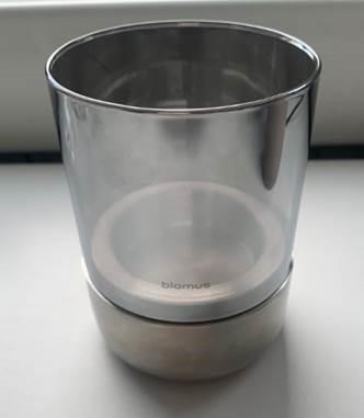 Bei dem sog. Windlicht Calma Edelstahl (Größe XS, Größe S, Größe M, Größe L) handelt es sich um ein aus verschiedenen Stoffen zusammengesetztes Windlicht, das aus einem Sockel aus Edelstahl und einer zylinderförmigen, verspiegelten Röhre aus Glas besteht.

Beide Stoffe herrschen aufgrund der Bedeutung in Bezug auf die Verwendung als Windlicht gleich vor. Der Edelstahl ist aufgrund des materialgebenden Stoffes des Sockels und der darin enthaltenen Vertiefung zur Aufnahme des Teelichts bzw. der Kerze von Bedeutung. Das Glas ist aufgrund des materialgebenden Stoffes der Röhre und der damit einhergehenden Abschottung des Windes für die Verwendung der Ware als Windlicht gleichermaßen von Bedeutung.

Das Glas ist aufgrund des Umfangs vorherrschend. Die Antragstellerin teilte auf Anfrage mit, dass der Wert des Edelstahls gegenüber dem Wert des Glases überwiegt. Mithin verleiht keiner der beiden Stoffe der Ware ihren wesentlichen Charakter. Das sog. Windlicht Calma ist daher von den gleichermaßen in Betracht kommenden Positionen (7013 und 8306) in der Nomenklatur zuletzt genannten Position zuzuweisen.

Derartige Waren gehören als "Ziergegenstände aus unedlem Metall, nicht versilbert, vergoldet oder platiniert" zum TARIC-Code 8306 2900 00.