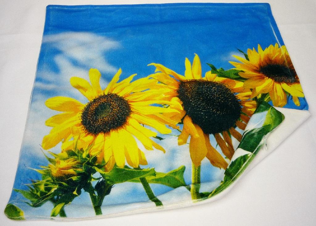 Bettwäsche, sog. Sublistar Kissenbezug, Art. KISN-BEZ-FL-40, Foto siehe Anlage,
- laut Antrag:
-- quadratisch, in den Abmessungen von 40 cm x 40 cm,
-- aus ca. 0,8 mm dicken, bedruckten Gewirken aus 100 % Polyester (synthetische Chemiefasern),
-- an einer Seite mit einer Öffnung mit Reißverschluss (zum Einstecken einer Kissenfüllung), der mit
   einem Schieber ohne Verriegelungsstift versehen ist,
-- durch Zusammennähen konfektioniert,
- wird üblicherweise gewaschen und kennzeichnet sich nach dem Verwendungszweck und der Material-
   beschaffenheit als Bettwäsche.

"Bettwäsche, aus Spinnstoffen, aus Gewirken"