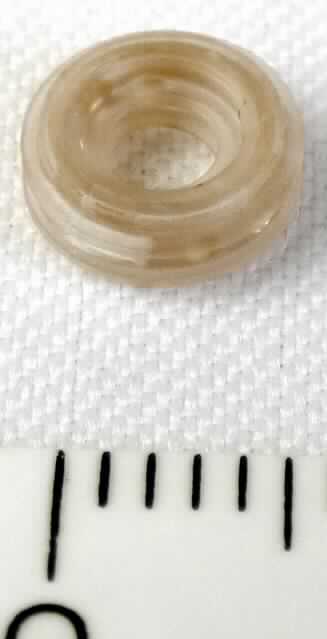 Sog. Dichtungsring 4 pol, aus Kunststoff (außen: Fluor-Silikon-Kautschuk, innen PEEK), in Form eines mit Abstufungen und Einkerbungen speziell geformten Rings. Vier Exemplare werden in Reihe im sog. Header eines implantierbaren Herzschrittmachers oder Defibrillators verbaut, um deren Kontakte gegen das Eindringen von Blut zu isolieren und abzudichten (äußere Form: siehe Abbildung in Anlage).
Die Ware wird als "Teil, erkennbar hauptsächlich bestimmt für eine Vorrichtung zum Implantieren in den menschlichen Körper (Herzschrittmacher), zum Beheben von Funktionsschäden oder Gebrechen, nicht von den Unterpositionen (KN) 9021 1010 bis 9021 9010 erfasst" eingereiht.