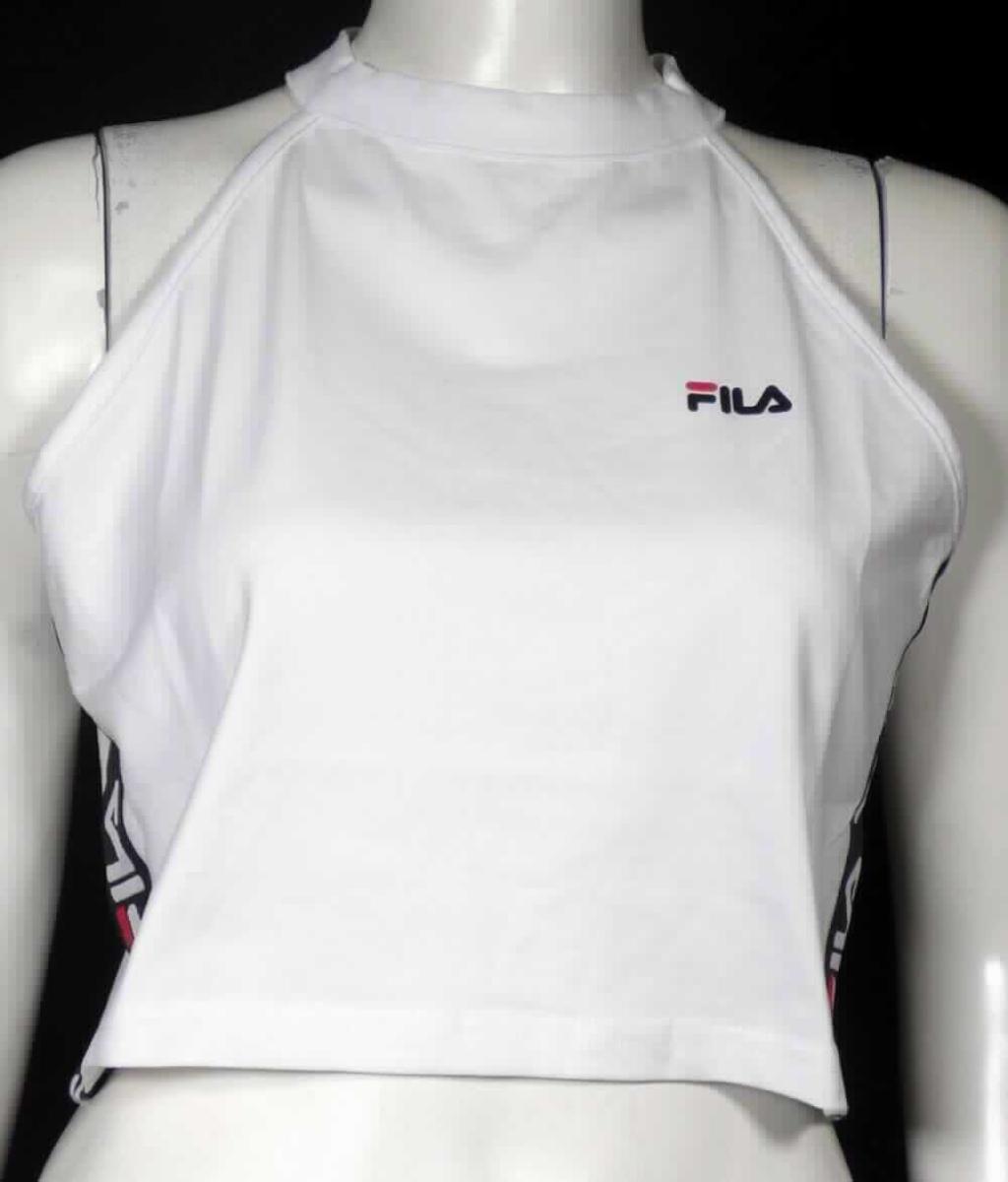 Kleidung, sog. FILA Melody Cropped Top, Größe M, Foto siehe Anlage,
- in einem Polybeutel verpackt,
- aus ca. 0,5 mm dicken, einfarbigen Gewirken aus laut Antrag 93 % Baumwolle und 7 % Elasthan
  (synthetische Chemiefasern),
- den oberen Teil des Oberkörpers bedeckend; oberhalb der Taille endend (Rückenlänge: ca. 39 cm), 
  somit keine Ware der Position 6109,
- mit einem runden Halsausschnitt mit einer Randeinfassung,
- ohne Öffnung und ohne Verschluss,
- ärmellos; mit von der Randeinfassung des Halsausschnitts ausgehenden Armausschnitten,
- an den Armausschnitten mit schmalen, elastischen Gewirkebändern eingefasst,
- an beiden Seiten mit aufgenähten, ca. 3 cm breiten Gewebebändern verziert, 
- in Brusthöhe mit dem Firmenlogo bedruckt,
- am unteren Rand durch Umschlagen und Festnähen gesäumt.

"Kleidung, andere als in den Positionen 6101 bis 6113 genannte, aus Gewirken, aus Baumwolle"