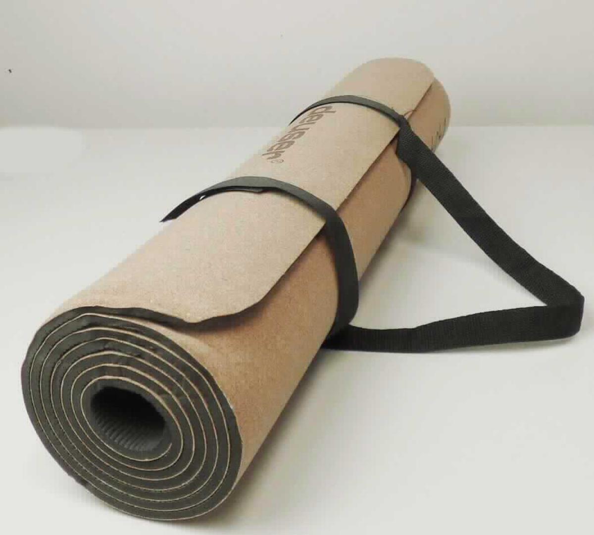 Angaben des Antragstellers:
Yogamatte mit Kork-Oberfläche
- zugeschnittene Zellkautschuk-Matte mit abgerundeten Ecken
- aus Synthetikkautschuk / Kork
- aufgerollt, mit Tragegurt aus Spinnstoffen
- Abmessungen: 183 x 61 x 0,6 cm

Feststellungen an einem Warenmuster:
Es wurde eine mehrlagige Matte mit abgerundeten Ecken vorgelegt (Abmessungen: ca. 183 x 61 x 0,6 cm). Die Matte besteht aus einer dicken, zelligen, elastischen, schwarzen Unterlage und einer dünnen Oberseite aus Kork. Zwischen den Lagen befindet sich ein undichtes Gewebe. Die Matte ist aufgerollt und mit einem Tragegurt versehen.

Befund:
Die Weichkautschuklage ist für die Ware charakterverleihend. Es handelt sich um eine andere Ware aus Weichkautschuk der Unterposition (KN) 4016 1000.