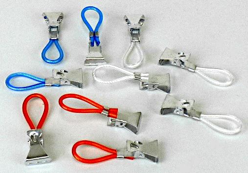 Warenbeschreibung:
Es handelt sich um aus unedlem Metall gefertigte, gezahnte Klammern mit
Federmechanismus, die an einer Seite zu einer Quetschöse ausgearbeitet sind,
in der eine Schnurschlaufe mit transparenter Kunststoffhülle zur Aufhängung, z. B.
von Handtüchern angebracht ist.
Länge etwa 5 cm
Jeweils zehn Klammern sind in einem Kunststoffbeutel verpackt. (4 x weiß, 3 x blau, 3x rot)
- Antragstellerangaben -

Der Charakter der aus verschiedenen Stoffen zusammengesetzten Waren wird insbesondere
aufgrund der Bedeutung für die Verwendung durch das unedle Metall bestimmt.

Abbildung siehe Anlage.

Derartige Erzeugnisse gehören als "Klammern aus unedlen Metallen" zum TARIC-Code
8308 1000 00.