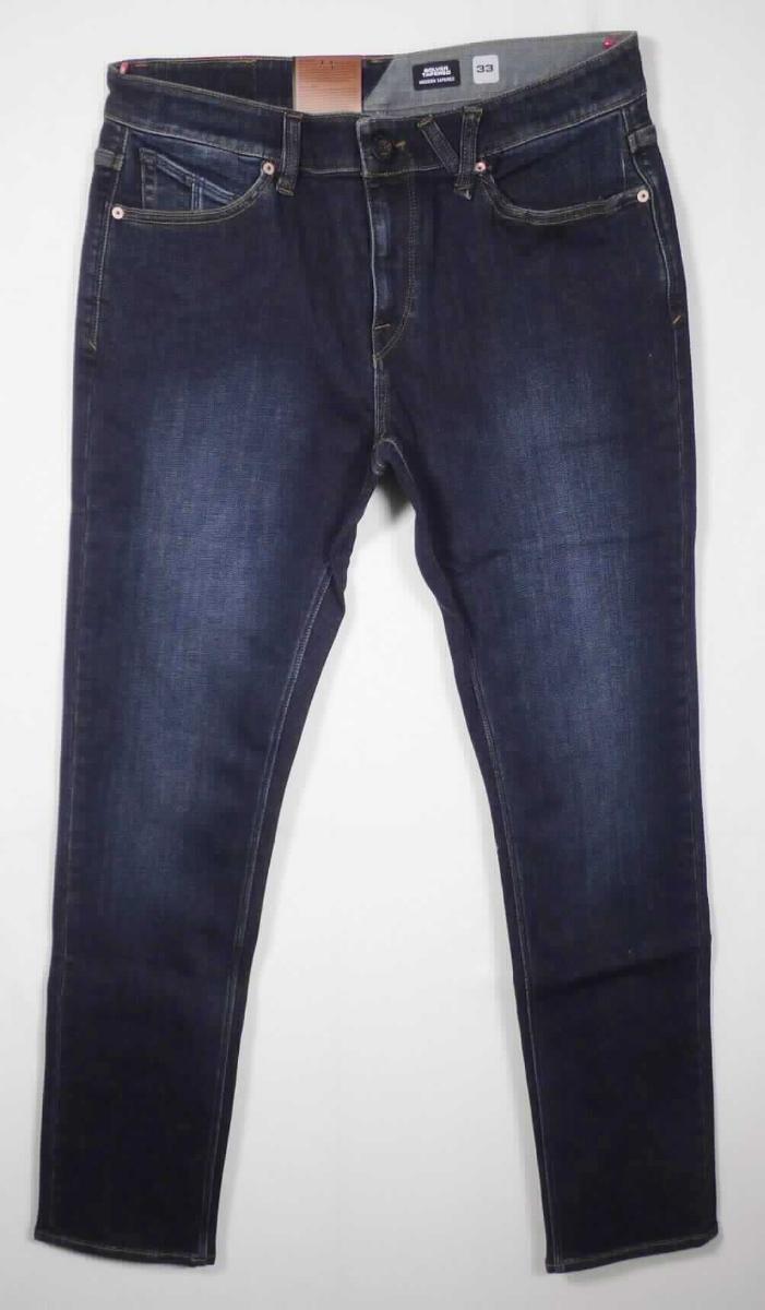 Lange Hose, sog. Jeanshose, Volcom solver tapered 14, Größe 33, Foto siehe Anlage,
- in einem Polybeutel verpackt,
- aus ca. 0,9 mm dicken, buntgewebten, köperbindigen Denimgeweben aus laut Antrag 98 % Baumwolle
  und 2 % Elasthan (synthetische Chemiefasern), somit keine Kleidung der Unterposition 6203 4235,
- in der Taille abschließend; mit einem ca. 4,2 cm breiten, angesetzten Bund mit Gürtelschlaufen,
- vorn mit einer Öffnung mit Reißverschluss und Patte von links über rechts (Männerkleidung), die im Taillenbund 
  mit einem Knopf geschlossen wird,
- vorn mit zwei eingesetzten, offenen Taschen und einer eingesetzten, offenen, kleinen Tasche sowie mit zwei 
  aufgesetzten, offenen Gesäßtaschen,
- mit knöchellangen Hosenbeinen; an den Beinabschlüssen durch Umschlagen und Festnähen gesäumt,
- keine Arbeits- und Berufskleidung.

"Lange Hose, aus Geweben, für Männer, aus Baumwolle, keine Arbeits- und Berufskleidung, aus Denim"