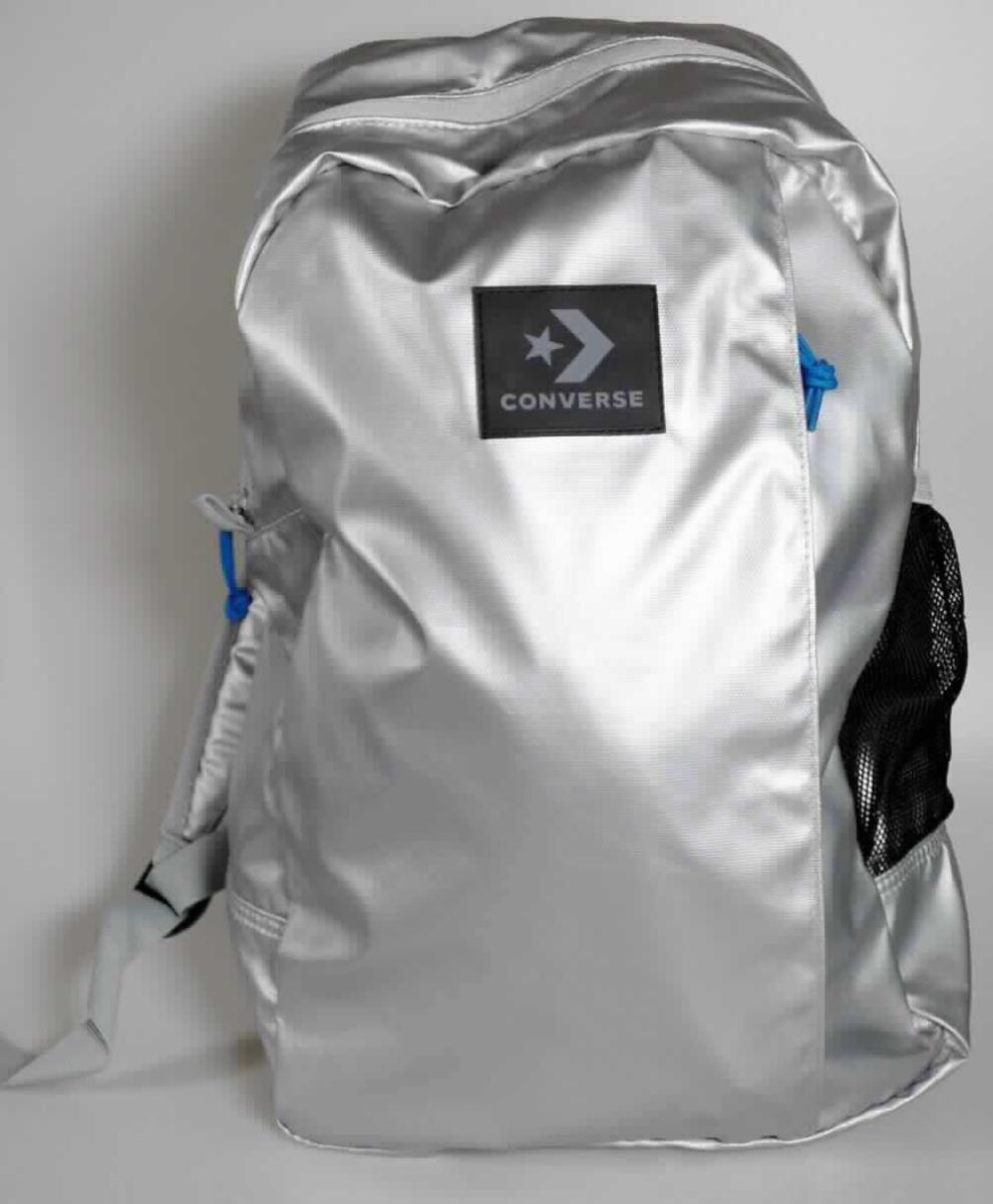 Rucksack, sog. converse style, Foto siehe Anlage,
- mit einer Außenseite aus Kunststofffolien auf einer Unterlage aus Spinnstoffen,
- mit einer Handtrageschlaufe und zwei längenverstellbaren Rückentragegurten, 
- auf der Vorderseite mit einem eingesetzten Vorfach mit vertikal verlaufendem Reißverschluss,
- an einer Schmalseite mit einer aufgesetzten, oben offenen Netztasche aus Spinnstoffen,
- mit einem Hauptfach:
- - mit einem entlang des oberen Randes bis zur Mitte der Schmalseiten verlaufenden Reißverschluss,
- - ohne Inneneinteilung,
- in den Abmessungen: ca. 29 cm (Breite) x 12 cm (Tiefe) x 42cm (Höhe).

"Rucksack, mit Außenseite aus Kunststofffolien"