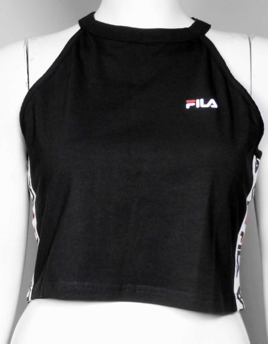Kleidung, sog. FILA Melody Cropped Top, Größe M, Foto siehe Anlage,
- in einem Polybeutel verpackt,
- aus ca. 0,5 mm dicken, einfarbigen Gewirken aus laut Antrag 93 % Baumwolle und 7 % Elasthan
  (synthetische Chemiefasern),
- den oberen Teil des Oberkörpers bedeckend; oberhalb der Taille endend (Rückenlänge: ca. 39,5 cm), 
  somit keine Ware der Position 6109,
- mit einem runden Halsausschnitt mit einer Randeinfassung,
- ohne Öffnung und ohne Verschluss,
- ärmellos; mit von der Randeinfassung des Halsausschnitts ausgehenden Armausschnitten,
- an den Armausschnitten mit schmalen, elastischen Gewirkebändern eingefasst,
- an beiden Seiten mit aufgenähten, ca. 3 cm breiten Gewebebändern verziert, 
- in Brusthöhe mit dem Firmenlogo bedruckt,
- am unteren Rand durch Umschlagen und Festnähen gesäumt.

"Kleidung, andere als in den Positionen 6101 bis 6113 genannte, aus Gewirken, aus Baumwolle"