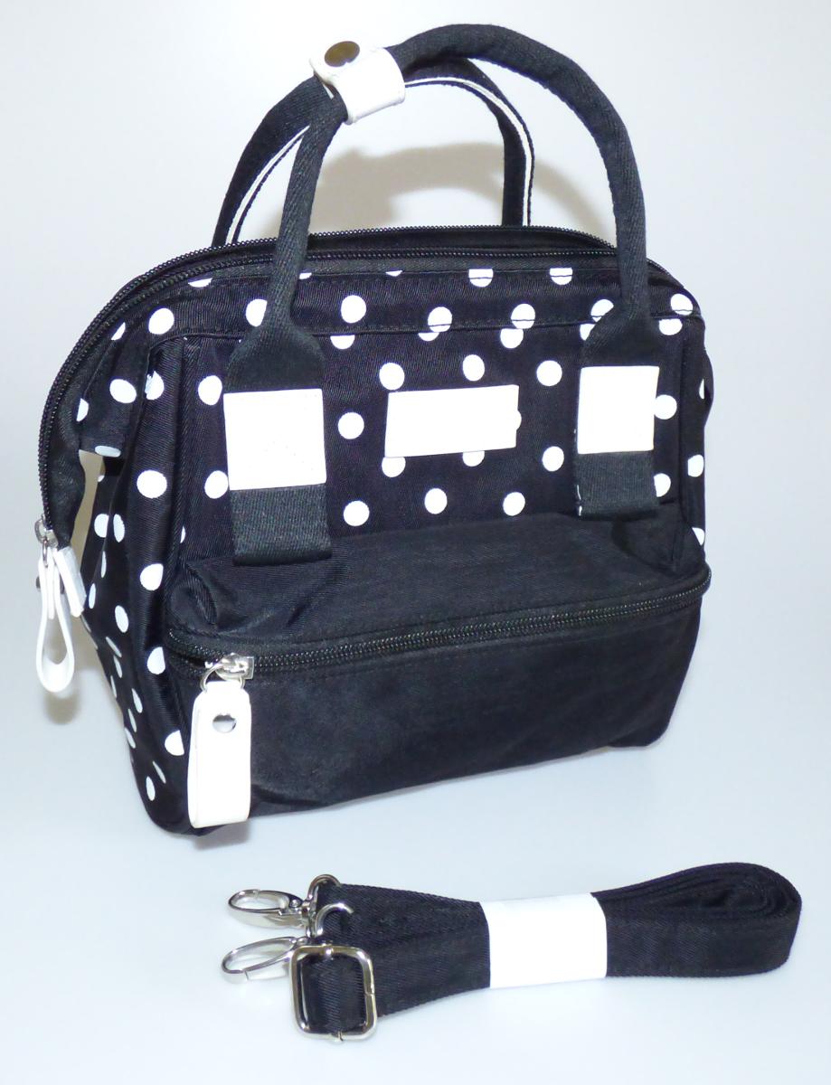 Handtasche, sog. Venice Handtasche Punkte, Foto siehe Anlage,
- mit einer flächenmäßig überwiegenden Außenseite aus Spinnstoffen (charakterbestimmend),
- am Bodenteil mit einer Außenseite aus Kunststofffolien,
- mit zwei Handtragegriffen,
- mit einem abnehmbaren, längenverstellbaren Schultertragegurt,
- an der Vorderseite mit einem aufgesetzten Reißverschlussfach,
- am oberen Rand mit zwei eingenähten Bügeln; mit einem entlang der Oberseite verlaufenden
  Reißverschluss zu öffnen,
- gefüttert; innen mit einem Reißverschlussfach und einem offenen Einsteckfach ausgestattet,
- in den Abmessungen von ca. 23 cm (Breite) x 21 cm (Höhe) x 12 cm (Tiefe),
- laut Antrag nicht handgearbeitet.

"Handtasche, mit Außenseite aus Spinnstoffen, nicht handgearbeitet"
