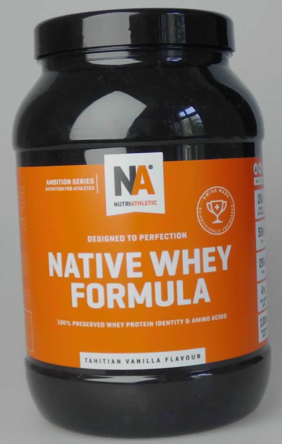 Lebensmittelzubereitung; Molkenprotein und Aminosäuren, als Pulver,
Geschmacksrichtung Tahitian Vanilla Flavour

Vorgelegt wurde ein hellgelbes Pulver mit Geruch nach Vanille in einer schwarzen Original-Kunststoffdose (650 g) mit Schraubdeckel, Aromasiegel, Messlöffel und einem bunt bedrucktem Etikett. 

Milchfett*: weniger als 1,5 GHT
Saccharose/Isoglucose*: weniger als 5 GHT
Stärke/Glucose*: weniger als 5 GHT
*: gemäß Antragsangaben

Lebensmittelzubereitung, anderweit weder genannt noch inbegriffen; Eiweißkonzentrat, weniger als 1,5 GHT Milchfett und weniger als 5 GHT Saccharose oder Isoglucose, 5 GHT Glucose oder Stärke enthaltend.