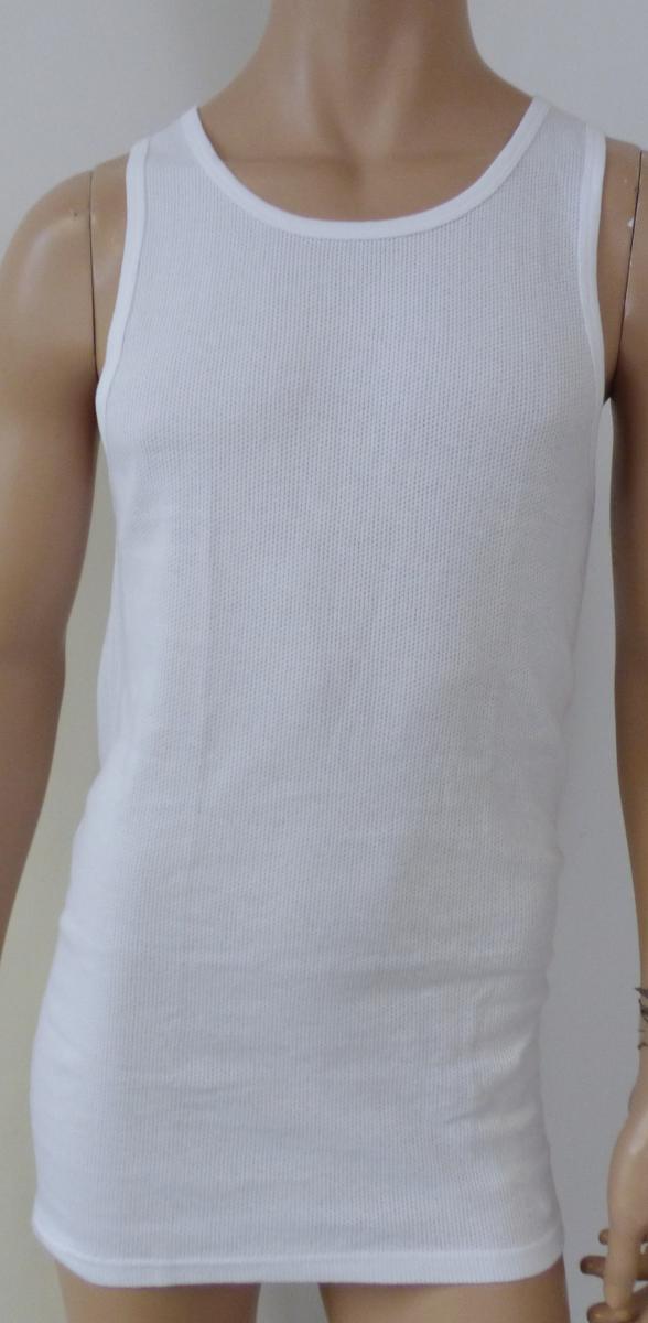 Kleid, sog. Herren-Unterhemd, Art. ANDY-Netz/2SB, Größe XL, Foto siehe Anlage,
- aus ca. 0,9 mm dicken (leichten), einfarbigen, durchbrochen gearbeiteten Gewirken (sog. Mesh) aus
  laut Antrag 100 % Baumwolle,
- deutlich über den Schritt reichend (Rückenlänge: ca. 83 cm), hinten abgerundet und vorn bis zu
  ca. 5 cm kürzer gearbeitet,
- mit einem runden Halsausschnitt,
- ohne Öffnung und ohne Verschluss,
- ärmellos,
- am unteren Rand durch Umschlagen und Festnähen gesäumt, an den übrigen Rändern mit Streifen aus
  Gewirken eingefasst.
- kann aufgrund der Länge ohne ein weiteres, den Unterkörper bedeckendes Kleidungsstück getragen
  werden (u. a. damit keine Ware der Position 6109).

„Kleid, aus Gewirken, für Frauen, aus Baumwolle“