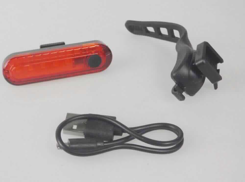LED Rücklicht, Art. 699-00, 
- aus mehreren rot-leuchtenden LED (rotes Dauerlicht oder Blinklicht in drei Modi aussendend)
  in einem Kunststoffgehäuse mit Reflektor, Akkumulator, Ein-/Ausschalter, Micro-USB-Anschluss
  und Haltevorrichtungen für Montageband, noch nicht zusammengesetzt mit Montageband für die 
  Montage am Fahrrad,
- zur Verwendung als Beleuchtungs- und Sichtsignalgerät an Fahrrädern,
- zusammen mit Beipack (Micro-USB-Kabel und Bedienungsanleitung) in einer gemeinsamen
  Verkaufsumschließung.
(Abbildung siehe Anlage)

Der Charakter der Warenzusammenstellung sind aufgrund der Bedeutung für die Verwendung durch
das Fahrrad-Rücklicht bestimmt.

"Elektrisches Beleuchtungs- und Sichtsignalgerät von der für Fahrräder verwendeten Art, keine
 Ware der Position 8539 (noch nicht zusammengesetztes Fahrrad-Rücklicht in Warenzusammen-
 stellung in Aufmachung für den Einzelverkauf mit nicht charakterbestimmendem Beipack); 
 LED Rücklicht"