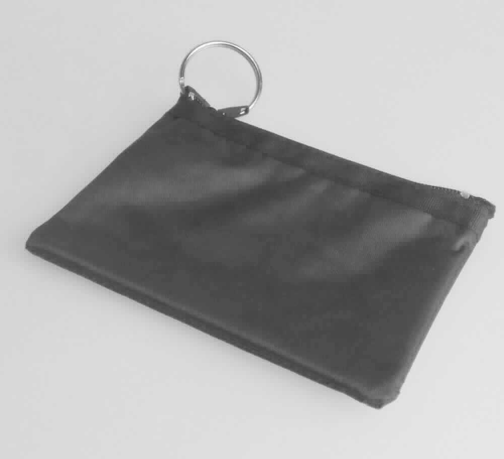 Ähnliches Behältnis (Schlüsseltasche), sog. Schlüsseltasche, Art. 205-12, Foto siehe Anlage, 
- mit einer Außenseite aus Spinnstoffen, 
- mit einem Reißverschluss am oberen Rand, 
- innen mit einem Schlüsselring aus unedlem Metall (befestigt an einer Spinnstofflasche) zur Aufnahme von
  Schlüsseln ausgestattet; ungefüttert, 
- in den Abmessungen: ca. 12 cm (Breite) x 8 cm (Höhe) x 0,5 cm (Tiefe), 
- ohne Hinweise auf Handarbeit.

"Ähnliches Behältnis (Schlüsseltasche), Taschen- oder Handtaschenartikel, mit Außenseite aus Spinnstoffen,
nicht handgearbeitet"