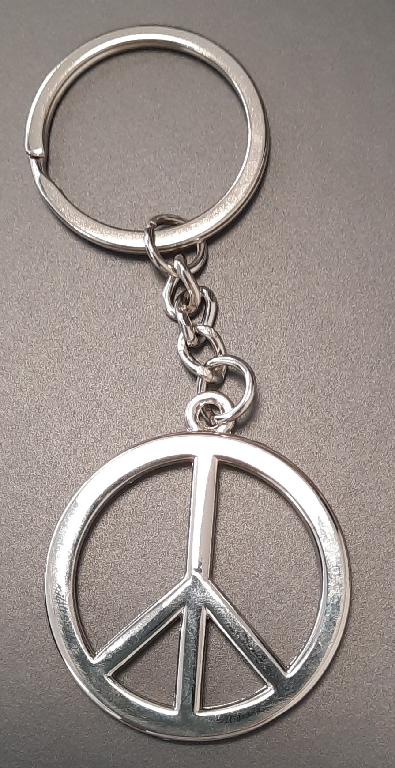 Sogenannter Schlüsselanhänger:

Es handelt sich um einen "sog. Schlüsselanhänger", bestehend aus einem Schlüsselring aus unedlem Metall, an dem über eine Verbindungskette aus unedlem Metall ein rundes Emblem / Zierelement ebenfalls aus unedlem Metall bestehend, befestigt ist.
Maße/Gewicht:
Durchmesser des Schlüsselrings rd. 30  mm.
Gewicht des Gesamterzeugnisses rd. 18 Gramm.

Das Erzeugnis besteht aus einer Zinklegierung 90 % und Eisen/Stahl 10 % 

Antragstellerangaben
Abbildung siehe Anlage.

Zink herrscht gegenüber jedem anderen unedlen Metall gewichtsmäßig vor.

Derartige Erzeugnisse gehören als "andere Waren aus Zink" zum TARIC-Code 7907 0000 90.