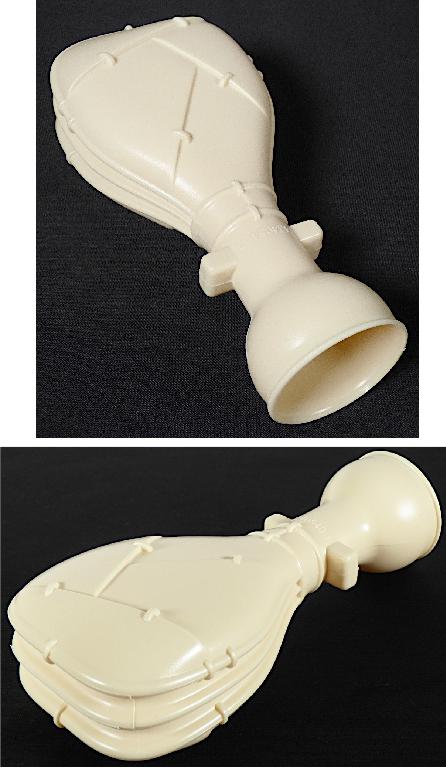 Bei dem durch ein Warenmuster veranschaulichten und als "Blasebalg-Wüstenschiff,
Artikel 30068594" bezeichneten Erzeugnis handelt es sich um ein Teil für einen Bausatz
- in Form eines ca. 16 cm langen Blasebalgs, der laut Angaben aus Kunststoff gefertigt und bauchig
  gearbeitet ist,
- an der Oberseite mit einer runden Öffnung ausgestattet (Durchmesser ca. 4,5 cm) und mit zwei 
  Halte-/Rastnasen versehen,
- kennzeichnet sich aufgrund der Größe, Form sowie Gestaltung als erkennbares Teil eines Bausatzes 
  für ein sog. Wüstenschiff aus Kunststoff, wo der Blasebalg als Abschussvorrichtung für einen kleinen
  Ball dient, der mit Lufdruck verschlossen werden soll, 
- dient der spielerischen Unterhaltung insbsondere von Kindern.

Zolltarifrechtlich liegt ein "Teil, erkennbar bestimmt für ein anderes als in den Unterpositionen (KN)
9503 0010 bis 9503 0030 erfasstes Spielzeug, Bausatz, aus Kunststoff" eingereiht.