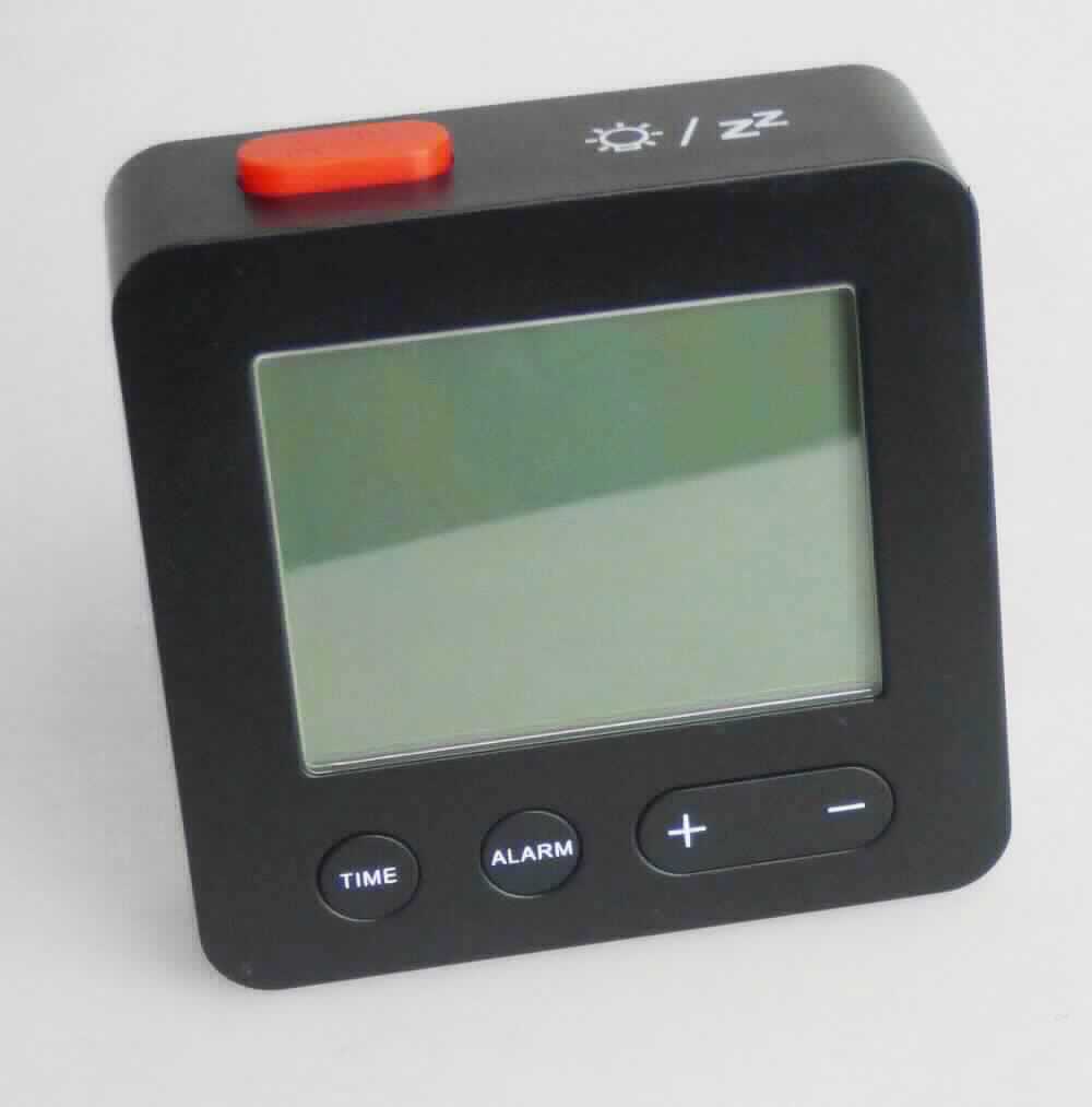 Bei der sog. "Designzeitmaschine" (Art. 960-00.001) handelt es sich im Wesentlichen um eine zusammengesetzte Ware aus einem Thermometer und einem von Größe und Umfang der Anzeige von Uhrzeit und Datum her charakterbestimmenden, batteriebetriebenen Wecker mit beleuchtetem Display in einem ca. 6,6 cm x 6,6 cm x 2,1 cm großen, schwarzen Kunststoffgehäuse mit abgerundeten Ecken. 

Das Erzeugnis ist mit drei Funktionstasten auf der Vorderseite, einem roten Weckalarmknopf auf der Oberseite und einem "Wave"-Knopf sowie dem Batteriefach auf der Rückseite versehen. Es ist mit einem DCF-Funkuhrwerk (kein Kleinuhr-Werk) zur Anzeige der Uhrzeit (Stunden, Minuten, Sekunden) mit Datum (Tag, Monat) und Temperatur (umschaltbar zwischen Grad Celsius und Grad Fahrenheit) ausgestattet. 

Die in einem bedruckten Umkarton verpackte Ware ist als "andere als von den Positionen 9101 bis 9104 erfasste Uhr, Wecker, elektrisch betrieben" einzureihen.