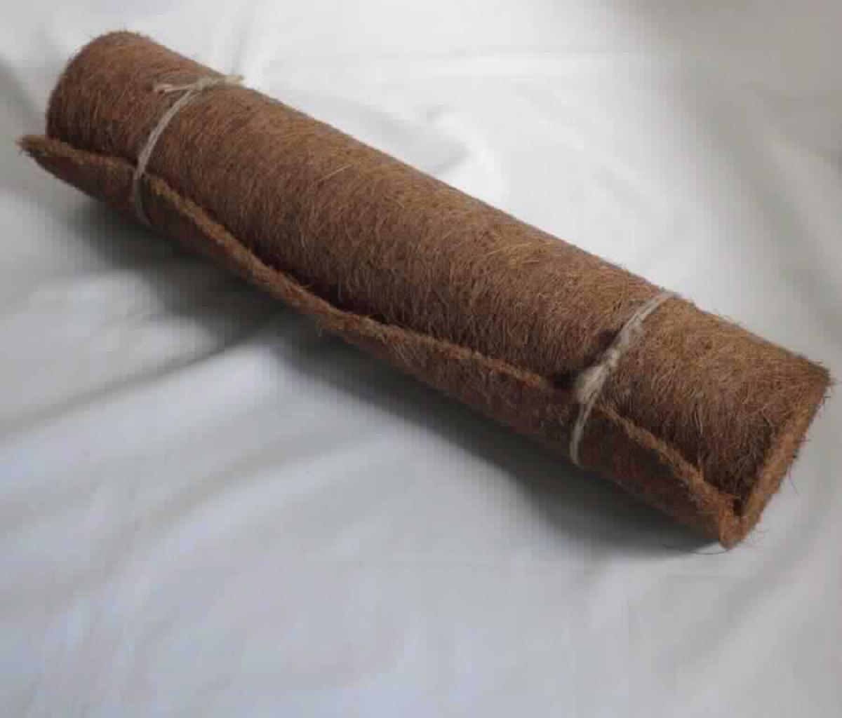 Nadelfilz, sog. Kokosmatte gerollt, Foto siehe Anlage,
- rechteckig, in den Abmessungen von laut Antrag 150 cm x 50 cm,
- laut Untersuchungsergebnis:
-- aus Kokosfasern,
-- einseitig bestrichen,
- mit einem Spinnstoffanteil von mehr als 50 GHT,
- dient dem Schutz von Pflanzen vor Witterungseinflüssen im Winter.

"Filz (Nadelfilz), bestrichen"