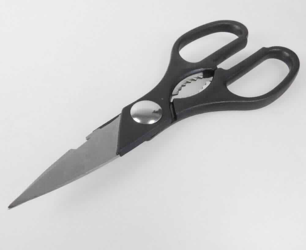 "Schere";

- bestehend aus zwei um einen Stift x-förmig beweglich gelagerten Scherenblättern aus unedlem 
  Metall, die mit zwei Griffschalen aus Kunststoff verbunden sind

- die Enden der Griffschalen sind zur leichteren Handhabung jeweils zu einer Öse zum 
  Durchstecken von Fingern ausgearbeitet

- ein Scherenblatt ist an der Außenseite zu einem Kapselheber ausgearbeitet

- in der Innenseite der Kunststoffgriffe sind zwei Zuschnitte aus unedlem Metall mit 
  gezahnten Kanten integriert, die als Flaschenöffner bzw. Nussknacker dienen

- in einem Pappkarton aufgemacht

Abbildung siehe Anlage.

Derartige Erzeugnisse gehören als "Scheren mit arbeitendem Teil aus unedlem Metall" 
zur Codenummer 8213 0000 00 0 des Zolltarifs.