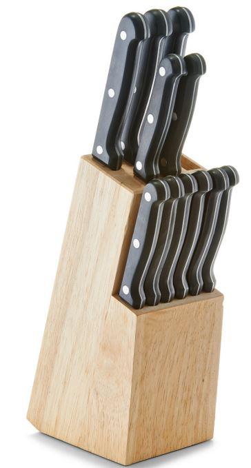 "Messerblock-Set 13-tlg."
Warenzusammenstellung in Aufmachung für den Einzelverkauf, bestehend aus

- einer Zusammenstellung aus elf verschiedenartigen Küchenmessern mit unterschiedlicher/m
  Klingenlänge, -form und -schliff (Pos. 8211)
- - jeweils mit einer schneidenden, feststehenden Klinge (arbeitender Teil) aus nicht rostendem
    Stahl sowie mit zwei Griffschalen aus Kunststoff, die auf einem Erl aus nicht rostendem
    Stahl befestigt und mit Nieten aus nicht rostendem Stahl verziert sind

- einer Küchenschere (Pos. 8213)
- - mit zwei Scherenblättern aus nicht rostendem Stahl, mit ringartigen Ösen aus Kunststoff
    zum Durchstecken der Finger
- - an den Innenseiten der Griffe mit gezahnten Stahlblechzuschnitten ausgestattet, die als
    Flaschenöffner dienen

- einem Messerblock (Pos. 4419)
- - in Form eines schräg stehenden Vierkantblocks 
    (Höhe x Breite x Tiefe: etwa 32﻿,﻿5 cm x 9 cm x 12 cm)
- - vollständig aus Gummibaumholz hergestellt
- - mit elf schmalen Aussparungen unterschiedlicher Länge zur Aufnahme der Küchenmesser
    und einer breiten Aussparung zur Aufnahme der Küchenschere versehen

Abbildung siehe Anlage.

Die Erzeugnisse sind zusammen in einem bedruckten Pappkarton verpackt.

Die Messer bestimmen hinsichtlich der Menge und des Wertes den Charakter der Warenzusammenstellung.

Derartige Erzeugnisse gehören als "Zusammenstellungen von Messern mit schneidender Klinge aus unedlem Metall, auch gezahnt, andere als die der Position 8208" zur Codenummer 8211 1000 00 0 des Zolltarifs.