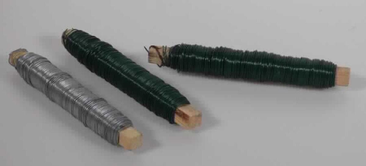 Bindedraht

Bei der als "Bindedraht-Set" bezeichneten Ware handelt es sich um Draht aus Metall, mit über die gesamte Länge gleichbleibendem kreisrunden Querschnitt, aufgerollt auf Holzspulen. Der Durchmesser beträgt ca. 0,6 mm bzw. 0,65 mm. Die Ware ist für den Einzelverkauf aufgemacht und umfasst drei Drahtspulen. Bei zwei Drahtspulen handelt es sich um einen mit Kunststoff beschichteten, grünen Stahldraht. Bei dem Draht auf der dritten Holzspule handelt es sich um einen verzinkten Stahldraht. Beide Drahtvarianten bestehen nach den Angaben aus einem nicht legierten Stahl (Werkstoff Q195), wobei der Kohlenstoffgehalt weniger als 0,25 GHT beträgt. 
Der wesentliche Charakter der Ware wird durch den Draht mit der Kunststoffbeschichtung bestimmt. 

Die Ware ist nach ihrer Beschaffenheit als "anderer Draht aus nicht legiertem Stahl, mit einem Kohlenstoffgehalt von weniger als 0,25 GHT" in den TARIC Code 7217 9020 00 einzureihen.