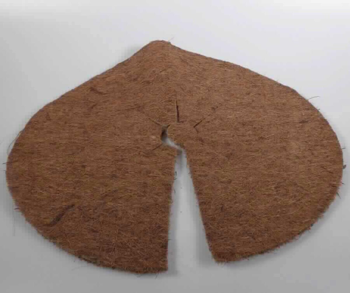 Frostschutzmatte, sog. Kokosmatte rund, Foto siehe Anlage, 
- rund (somit konfektioniert), mit einem Durchmesser von laut Antrag 37 cm,
- vom Rand zur Mitte hin an einer Stelle, in der Mitte kreisrund (Durchmesser ca. 3,5 cm) und von der Mitte aus 
  sternförmig eingeschnitten, 
- laut Untersuchungsergebnis: 
- - aus Nadelfilz aus Kokosfasern, 
- - einseitig bestrichen (laut Antrag latexiert), 
- mit einem Anteil des Spinnstoffs von über 50 GHT, 
- dient zum Abdecken der Erde von Topf- und Kübelpflanzen als Schutz vor Austrocknung des Erdreichs bei 
  Sonneneinstrahlung sowie als Winterschutz.

"Andere konfektionierte Ware (Frostschutzmatte), aus Spinnstoffen, aus Filz"